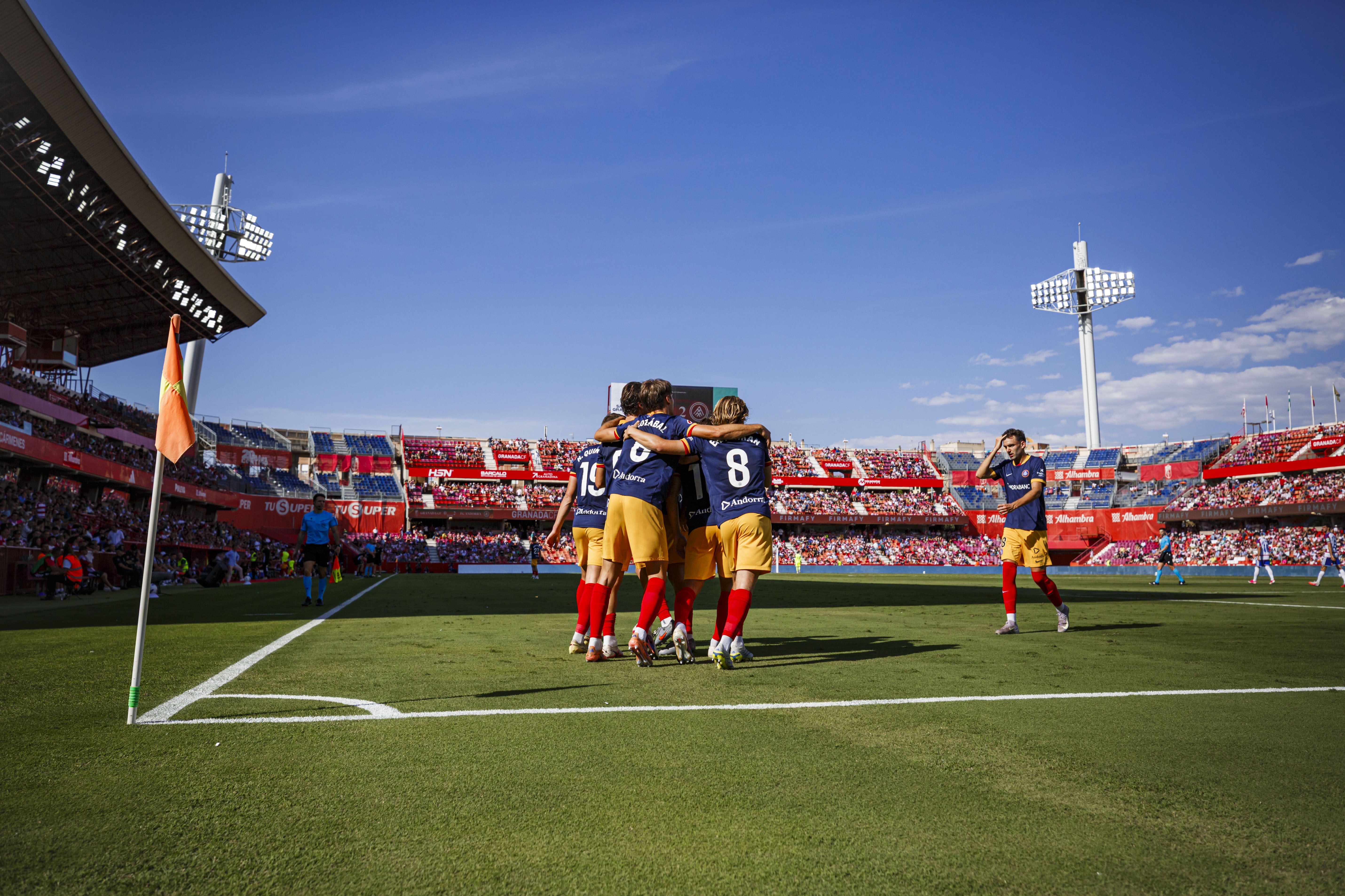 L'Andorra celebra conjuntament un dels gols que han suposat el triomf. La portaveu del Sindicat, Rebeca Bonache.