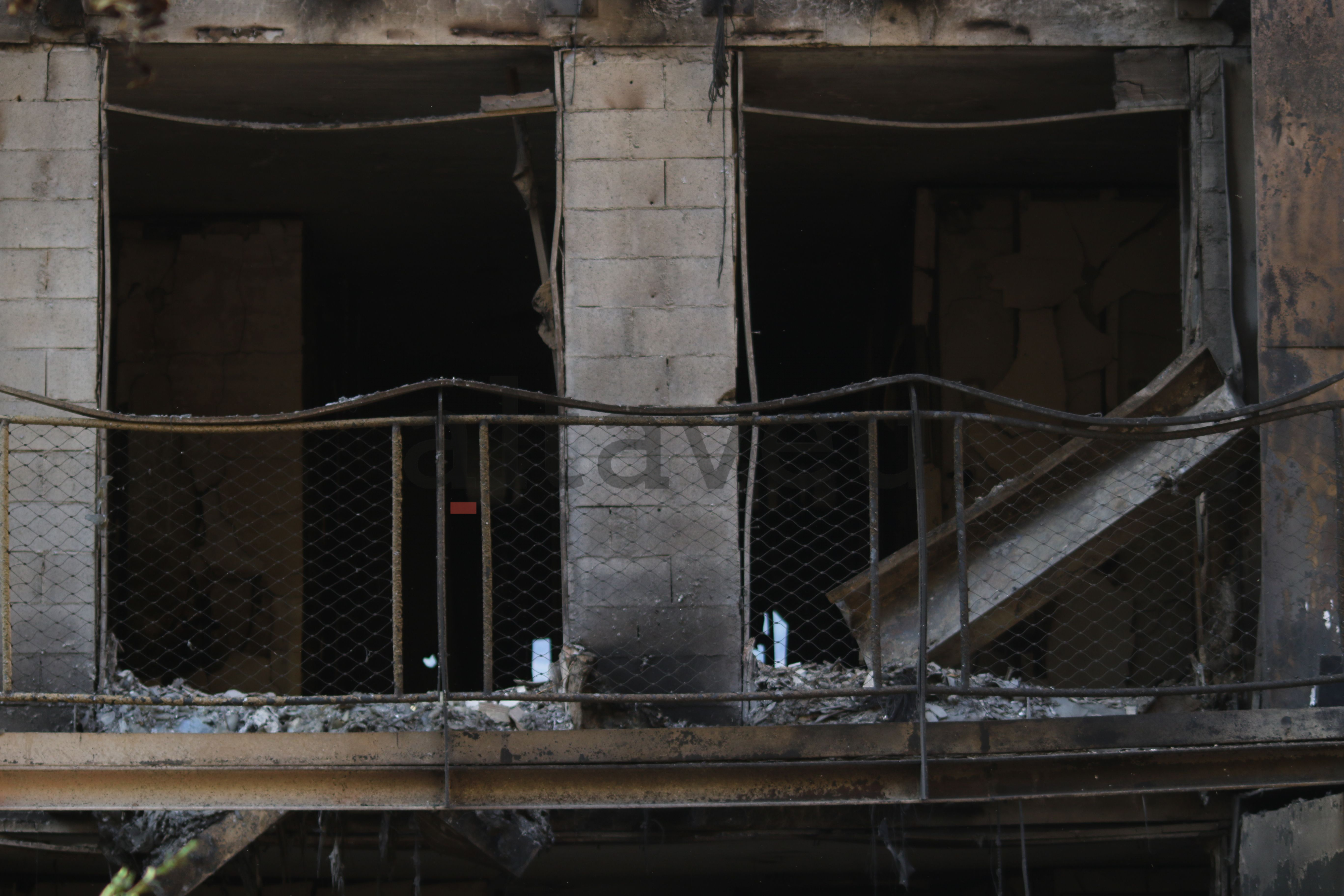 Imatges de l'estat actual de la Querola, la part posterior, després de l'incendi. Imatges de l'estat actual de la Querola, la part posterior, després de l'incendi.