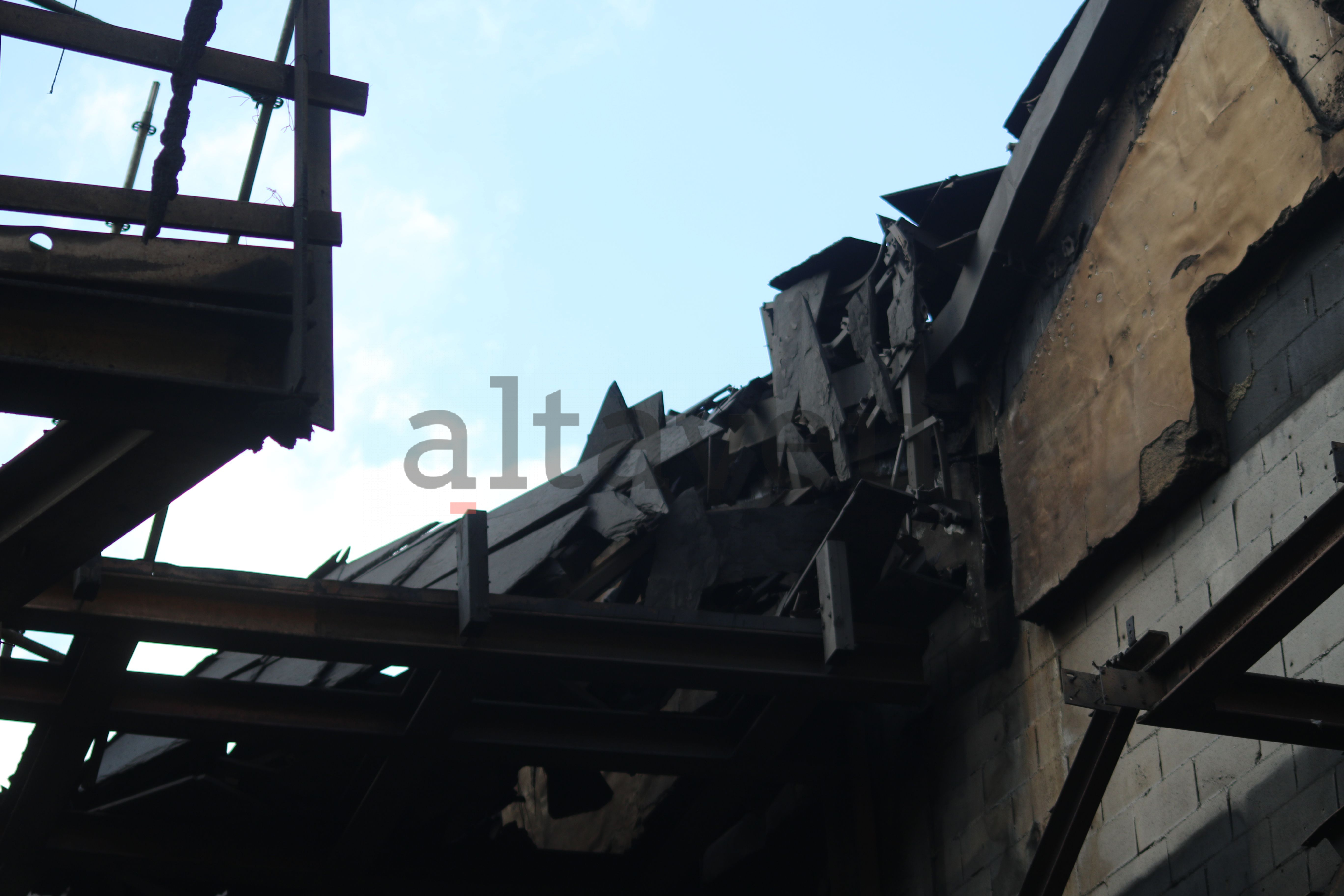 Imatges de l'estat actual de la Querola, la part posterior, després de l'incendi. Imatges de l'estat actual de la Querola, la part posterior, després de l'incendi.