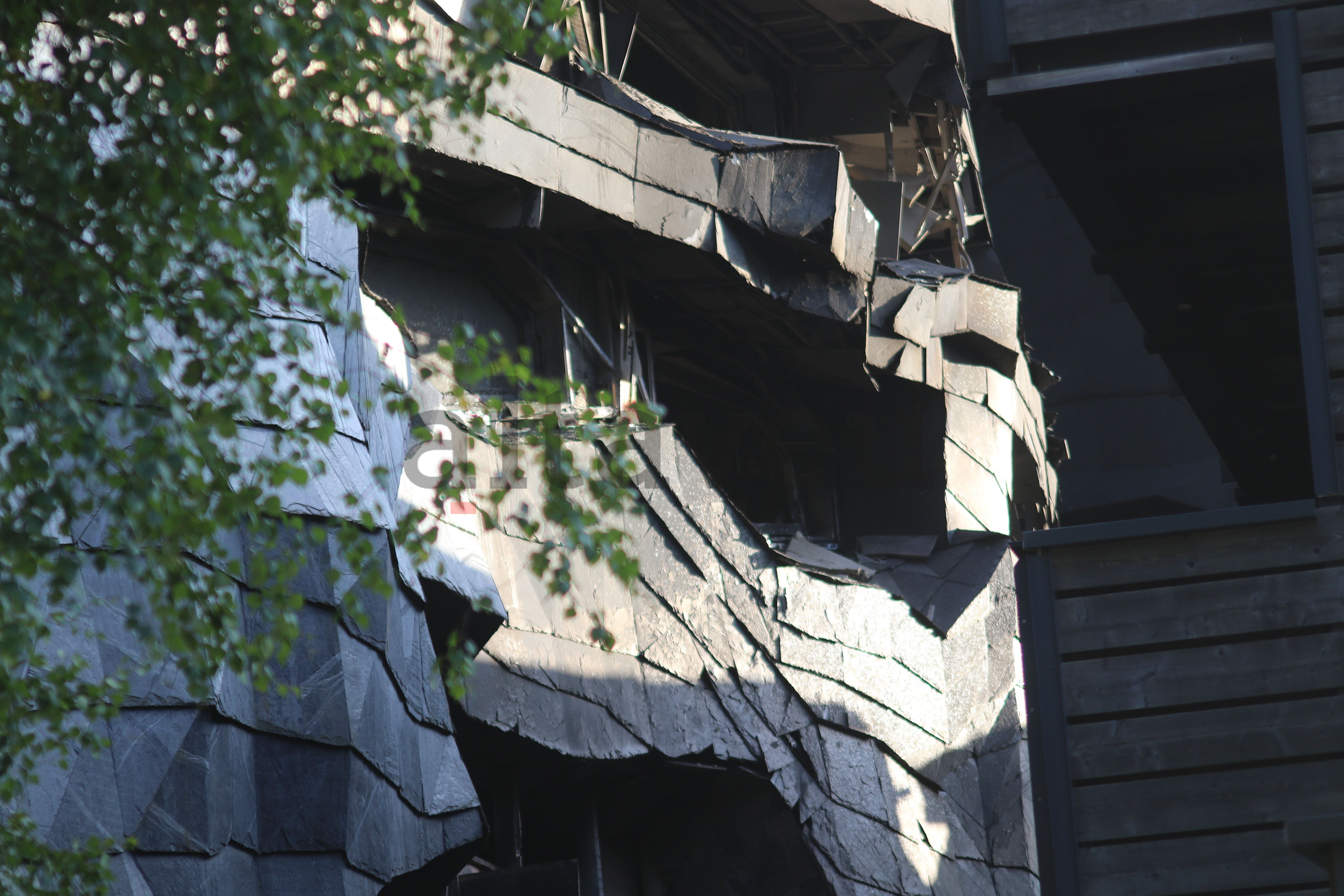 Imatge de la façana, en un dels pocs punts, en els edificis de la part del darrere, que sí ha tingut afectació. Imatge de la façana, en un dels pocs punts, en els edificis de la part del darrere, que sí ha tingut afectació.