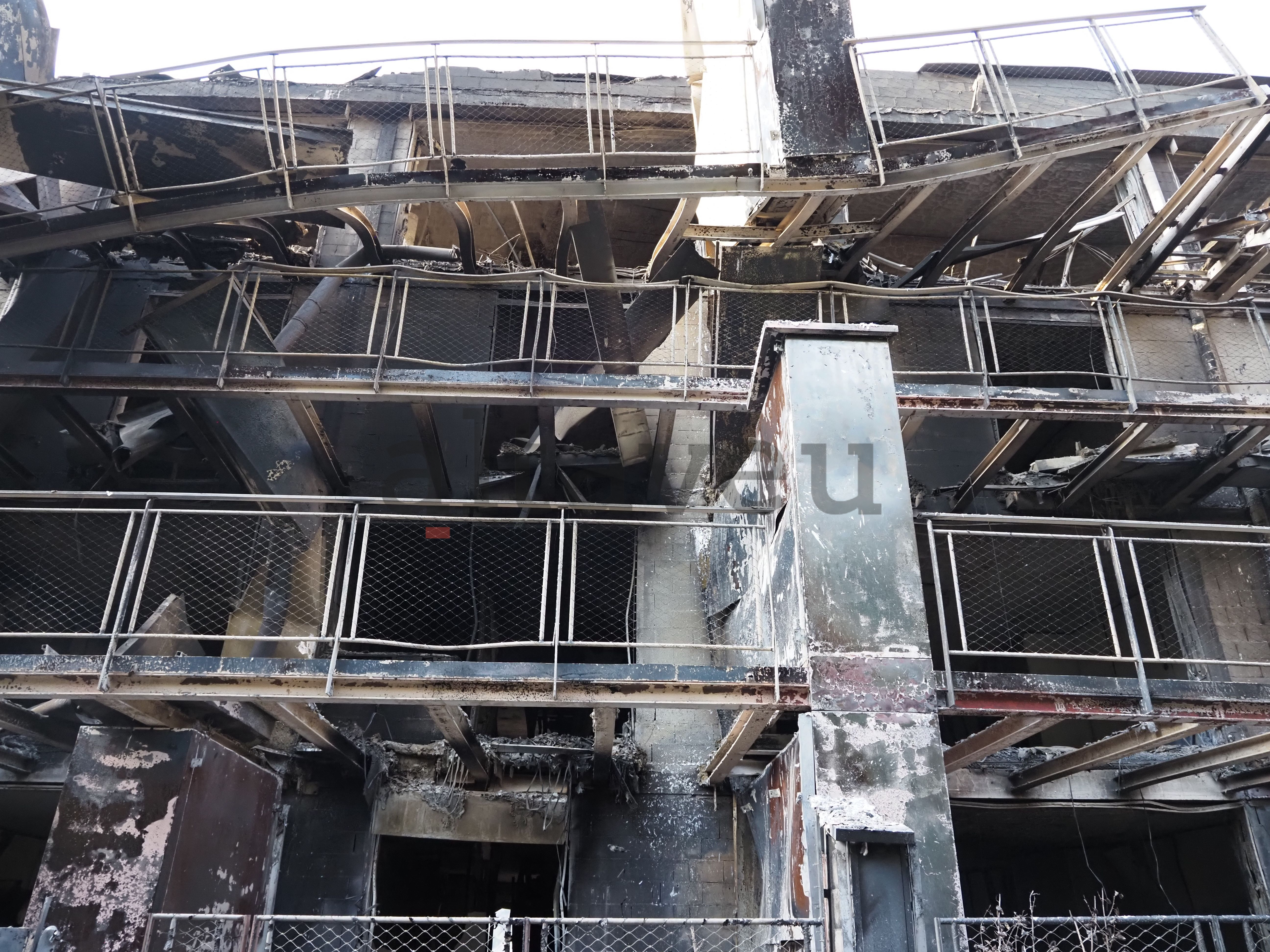 Imatges de l'estat actual de la Querola, la part posterior, després de l'incendi. Imatges de l'estat actual de la Querola, la part posterior, després de l'incendi.
