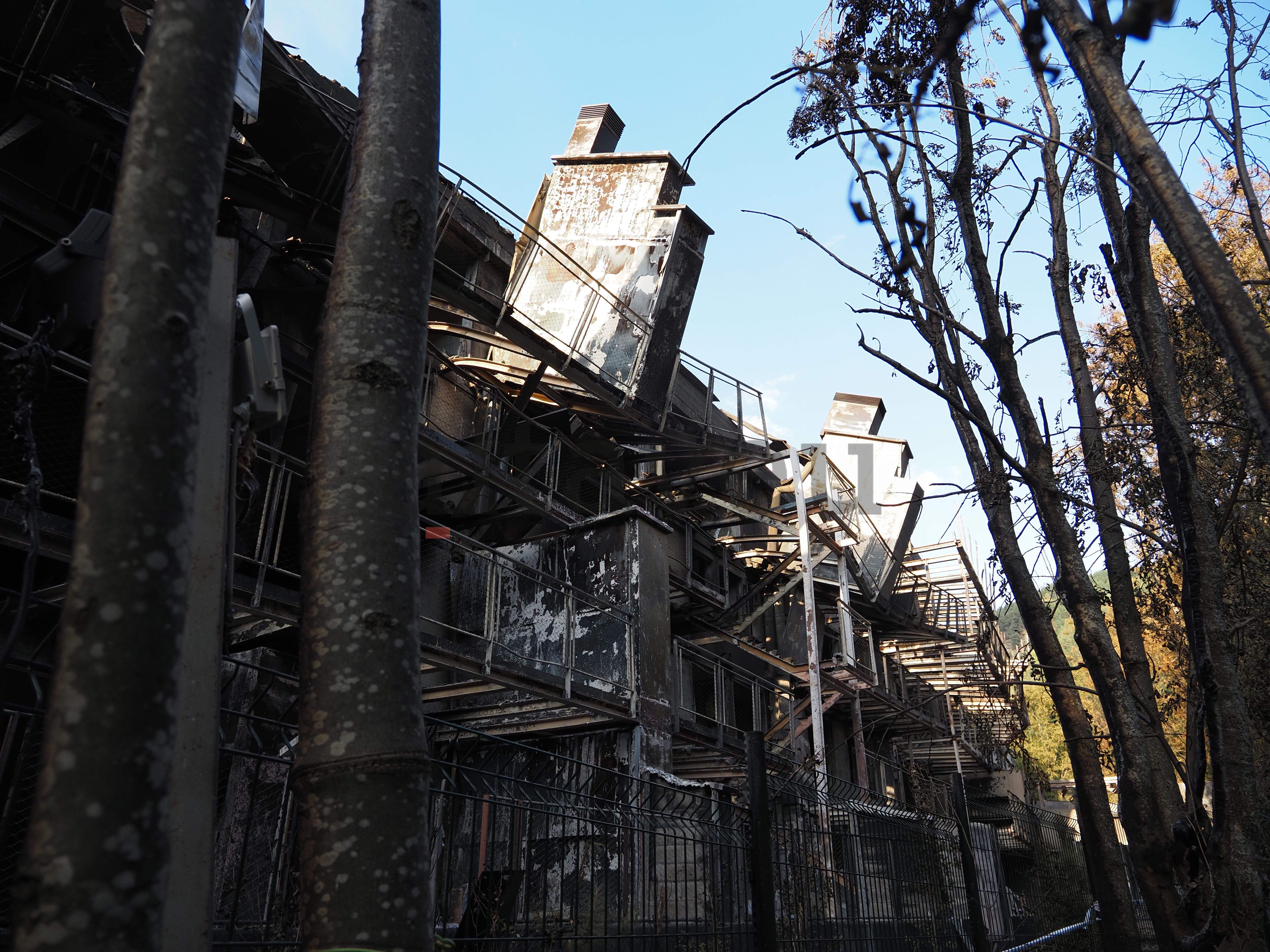 Imatges de l'estat actual de la Querola, la part posterior, després de l'incendi. Imatges de l'estat actual de la Querola, la part posterior, després de l'incendi.