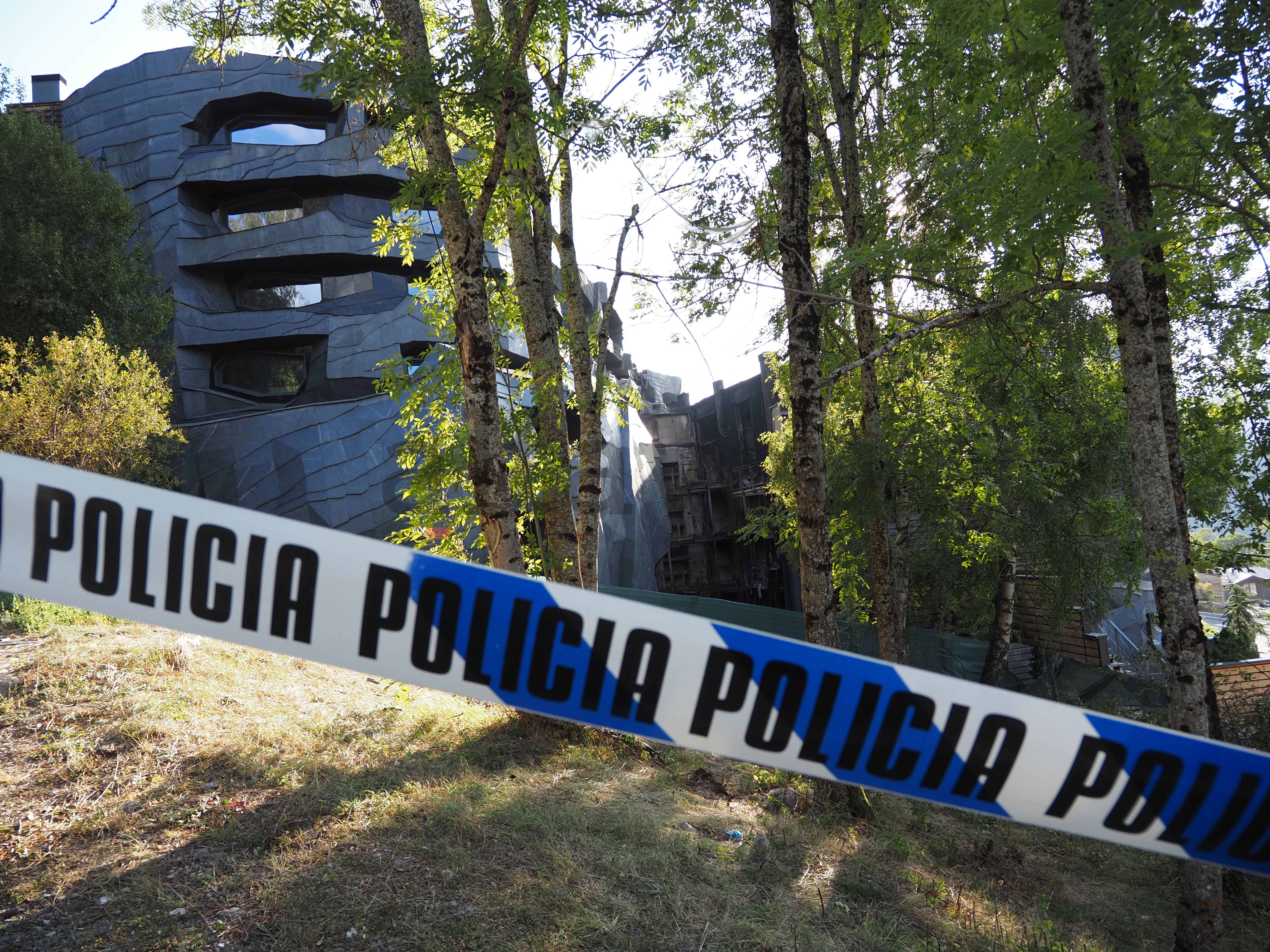 CINTA POLICIAL QUE IMPEDEIX ANAR CAP A LA QUEROLA. CINTA POLICIAL QUE IMPEDEIX ANAR CAP A LA QUEROLA.