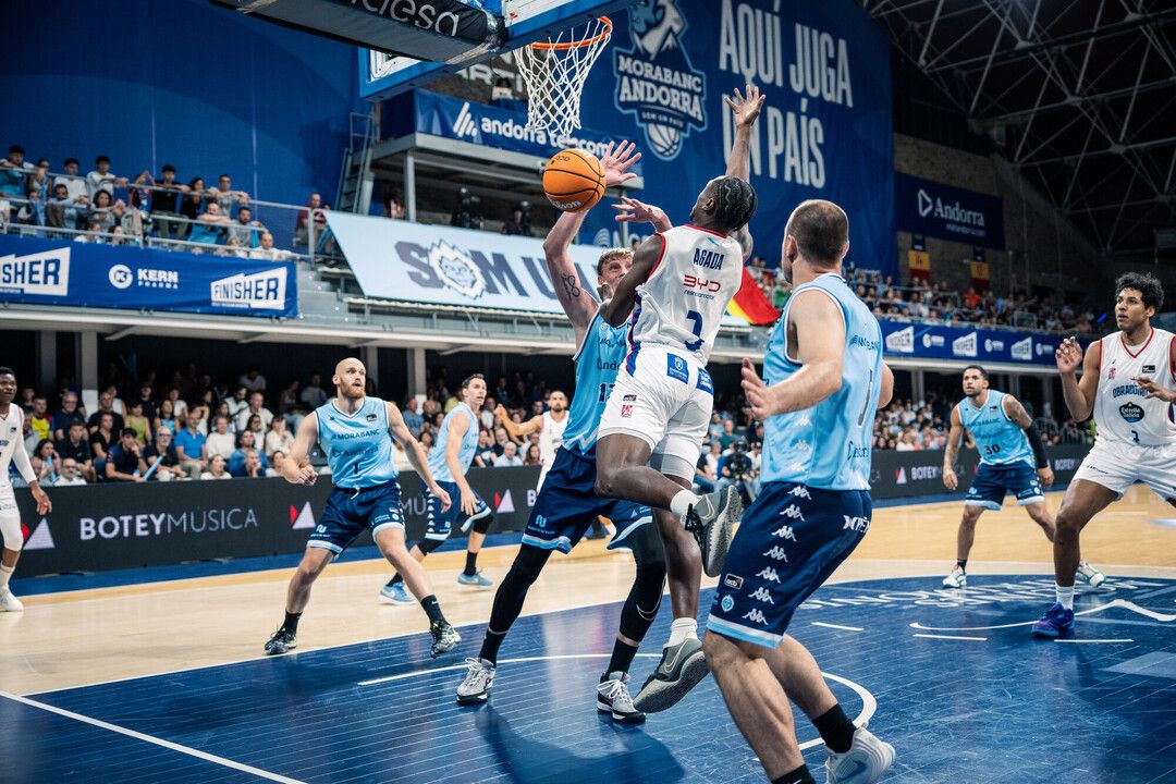 El MoraBanc Andorra s'ha estrenat amb derrota a casa davant l'Obradoiro. El MoraBanc Andorra s'ha estrenat amb derrota a casa davant l'Obradoiro.