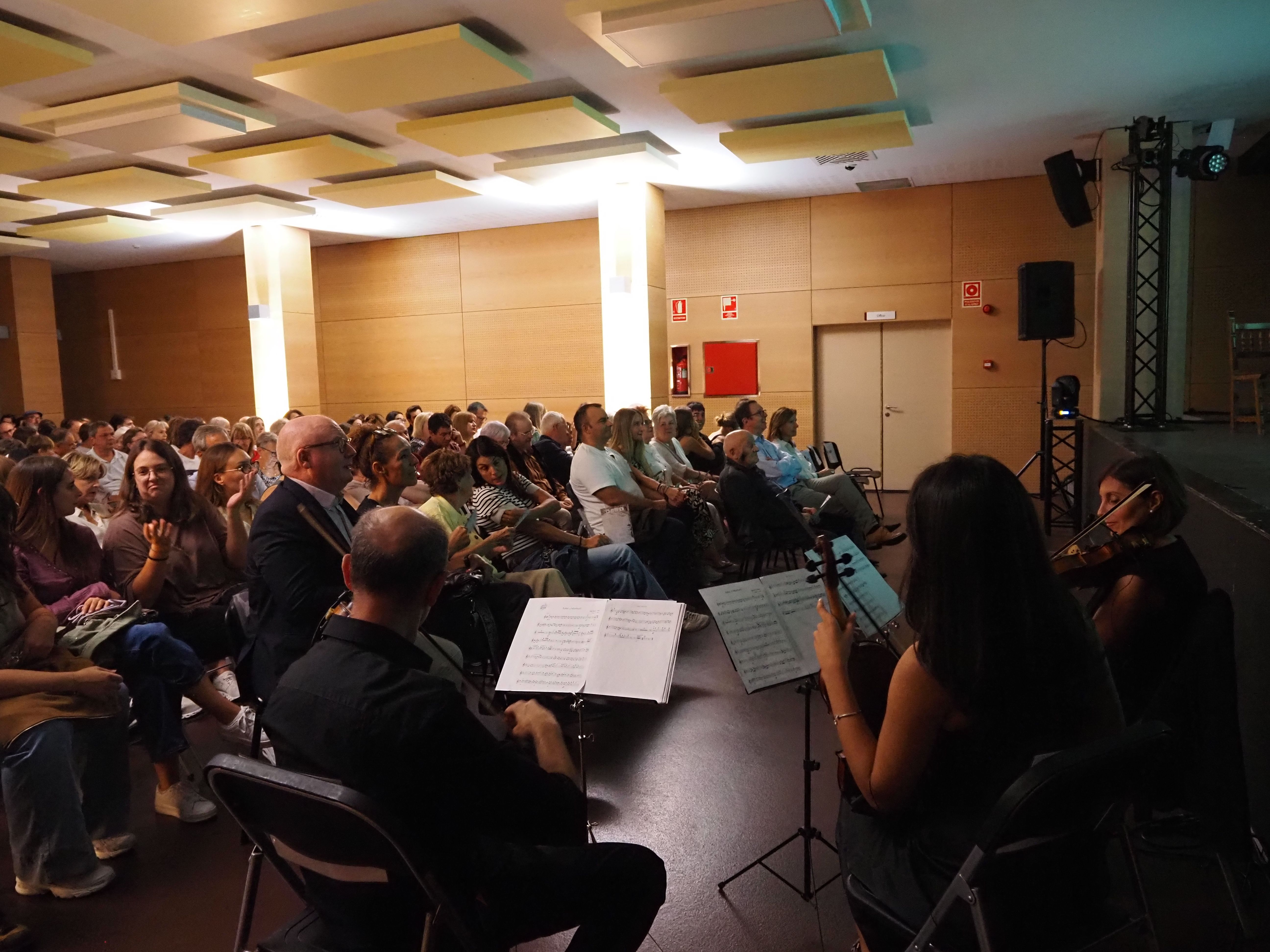 Els músics i el públic. Els músics i el públic.