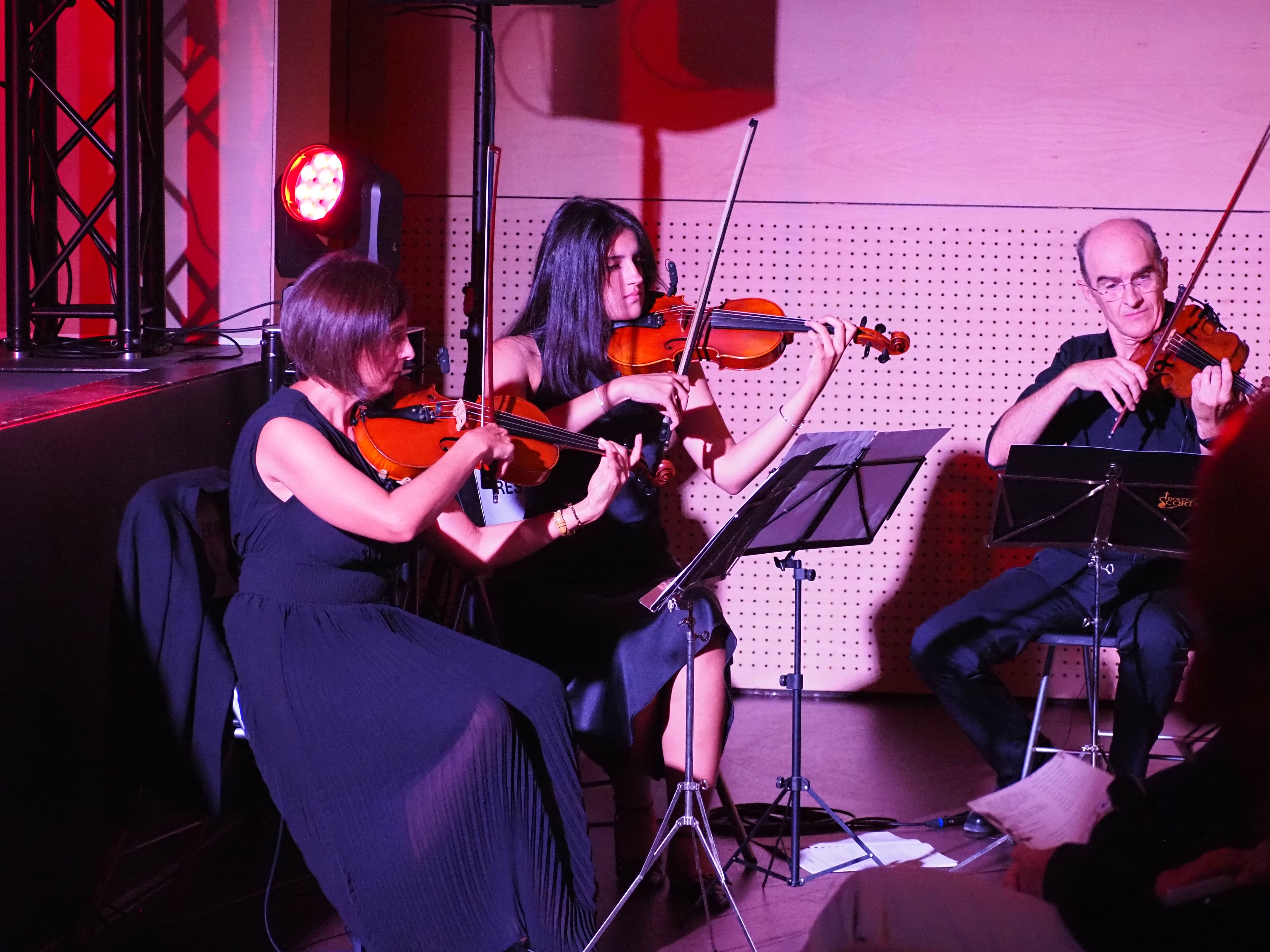 L'obra ha tingut música en directe. L'obra ha tingut música en directe.