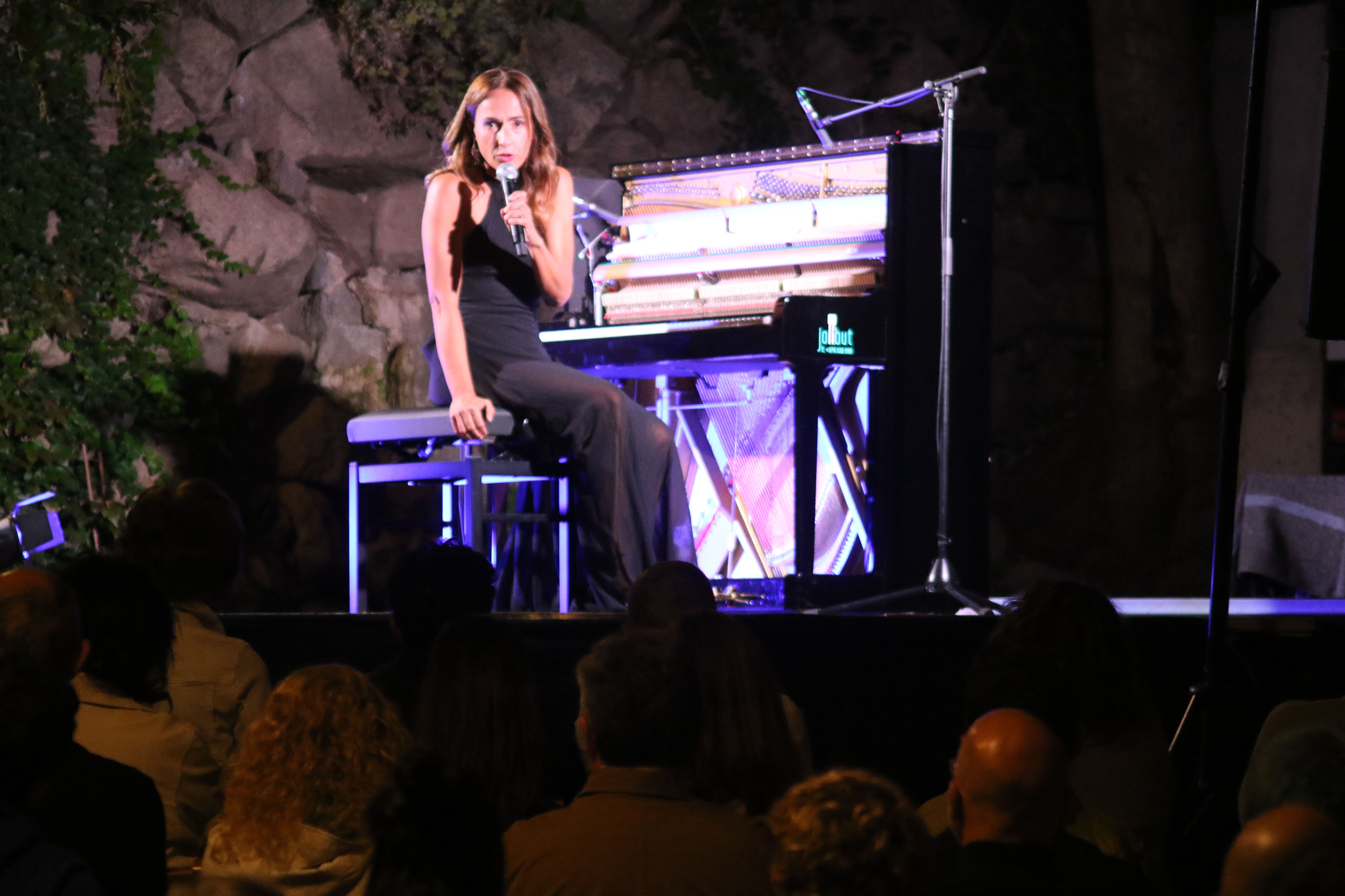 La pianista parlant amb el públic, que ha omplert el jardí de la Borda Gabriel. La pianista parlant amb el públic, que ha omplert el jardí de la Borda Gabriel.