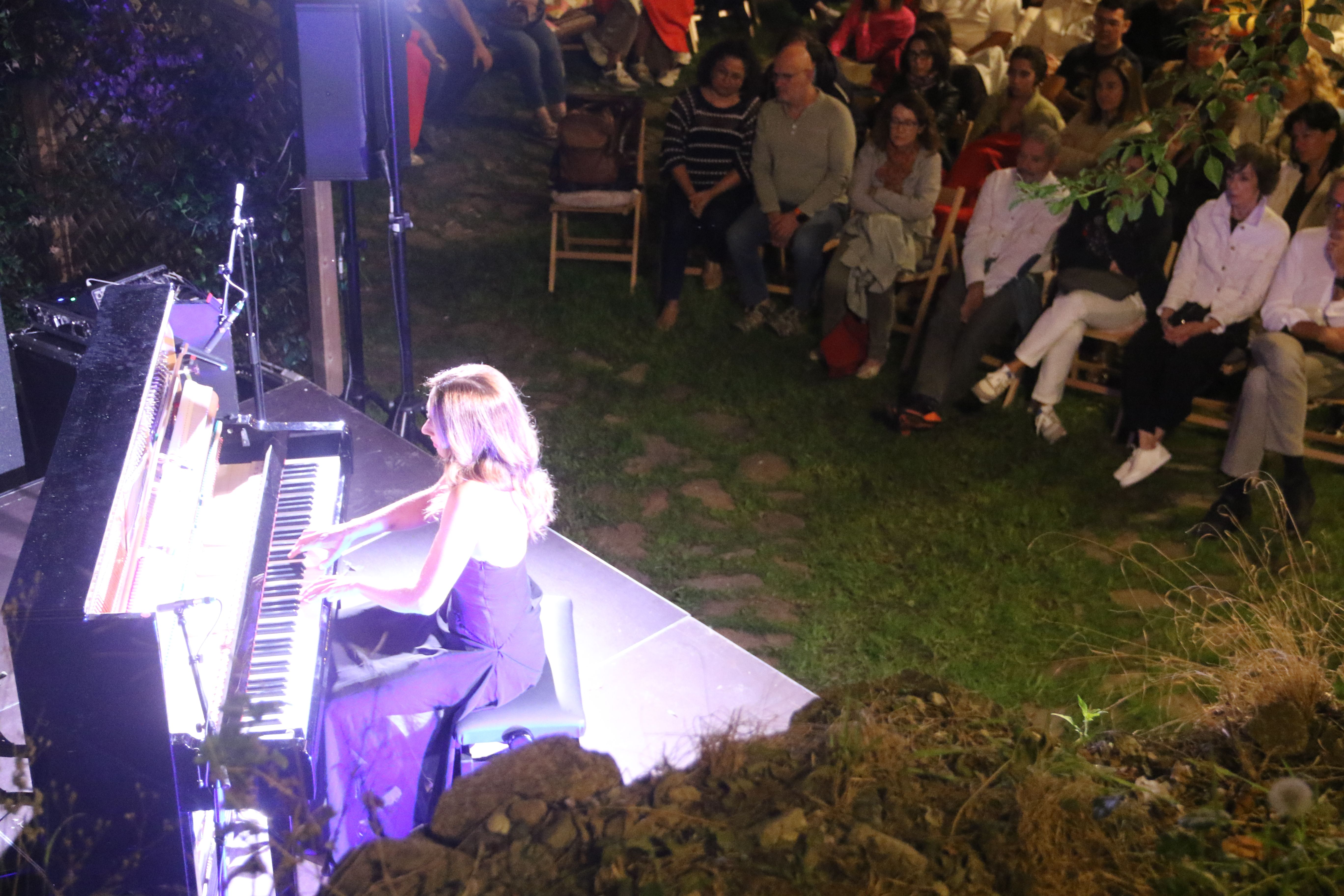 El jardí de la Borda Gabriel s'ha omplert per escoltar la pianista. El jardí de la Borda Gabriel s'ha omplert per escoltar la pianista.
