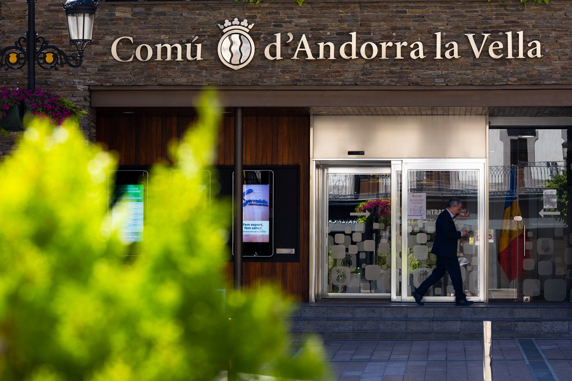 Entrada a les oficines de Tràmits del comú d'Andorra la Vella. Entrada a les oficines de Tràmits del comú d'Andorra la Vella.