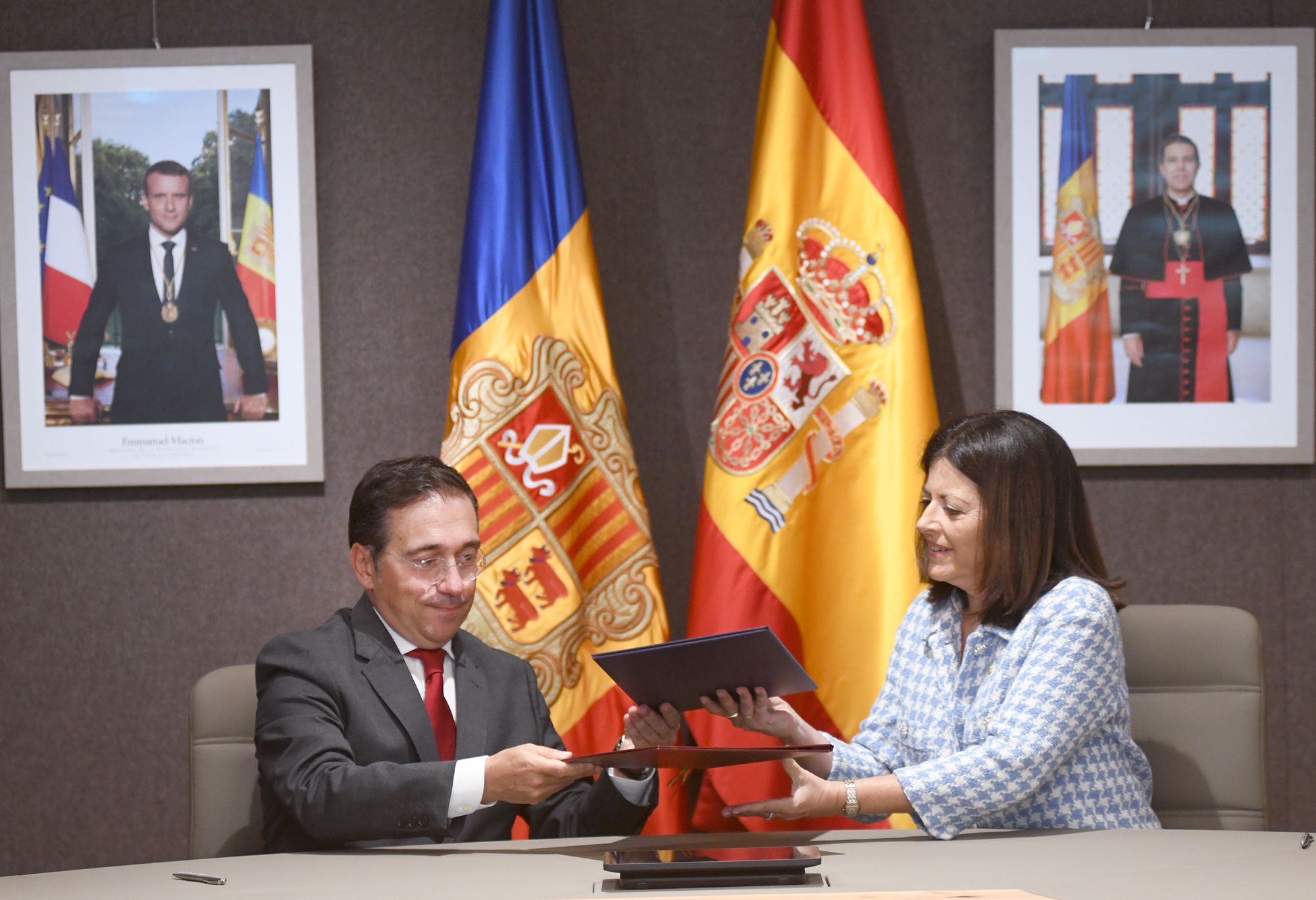 Intercanvi de convenis entre José Manuel Albares i Imma Tor. Intercanvi de convenis entre José Manuel Albares i Imma Tor.
