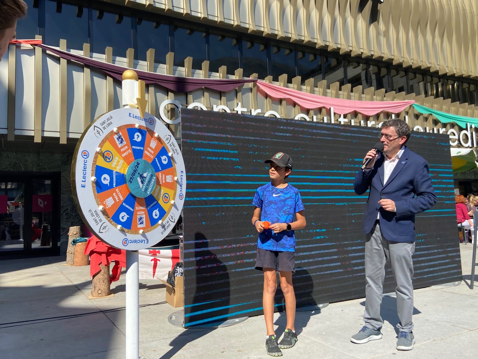 Els més petits han pogut tirar de la ruleta i aconseguir premis del comú, de l'Skal Club i dels supermercats E. Leclerc. La portaveu del Sindicat, Rebeca Bonache.