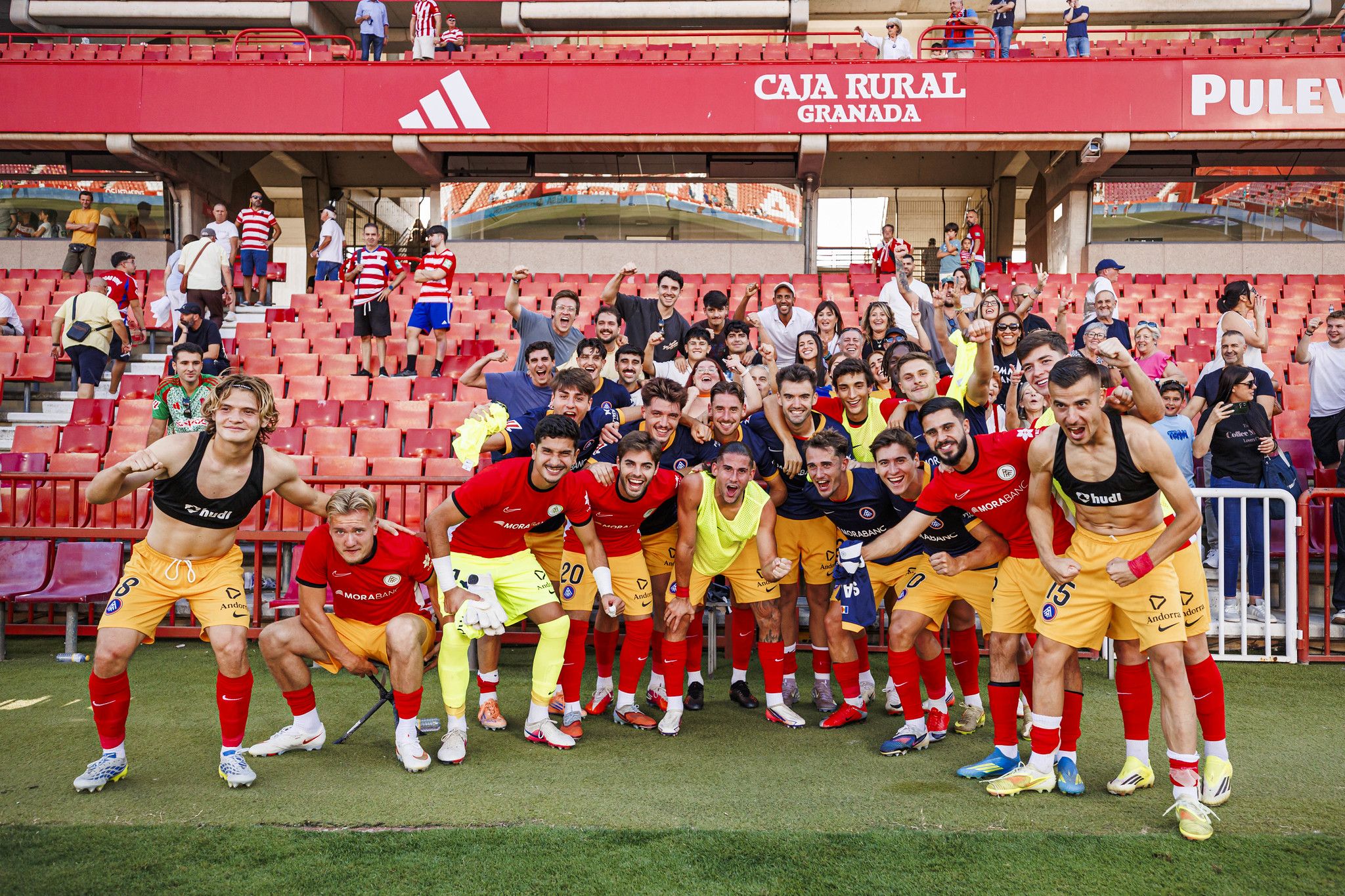 La plantilla de l'FC Andorra celebra la victòria amb alguns de la vuitantena d'aficionats tricolors que no va deixar d'animar. La plantilla de l'FC Andorra celebra la victòria amb alguns de la vuitantena d'aficionats tricolors que no va deixar d'animar.