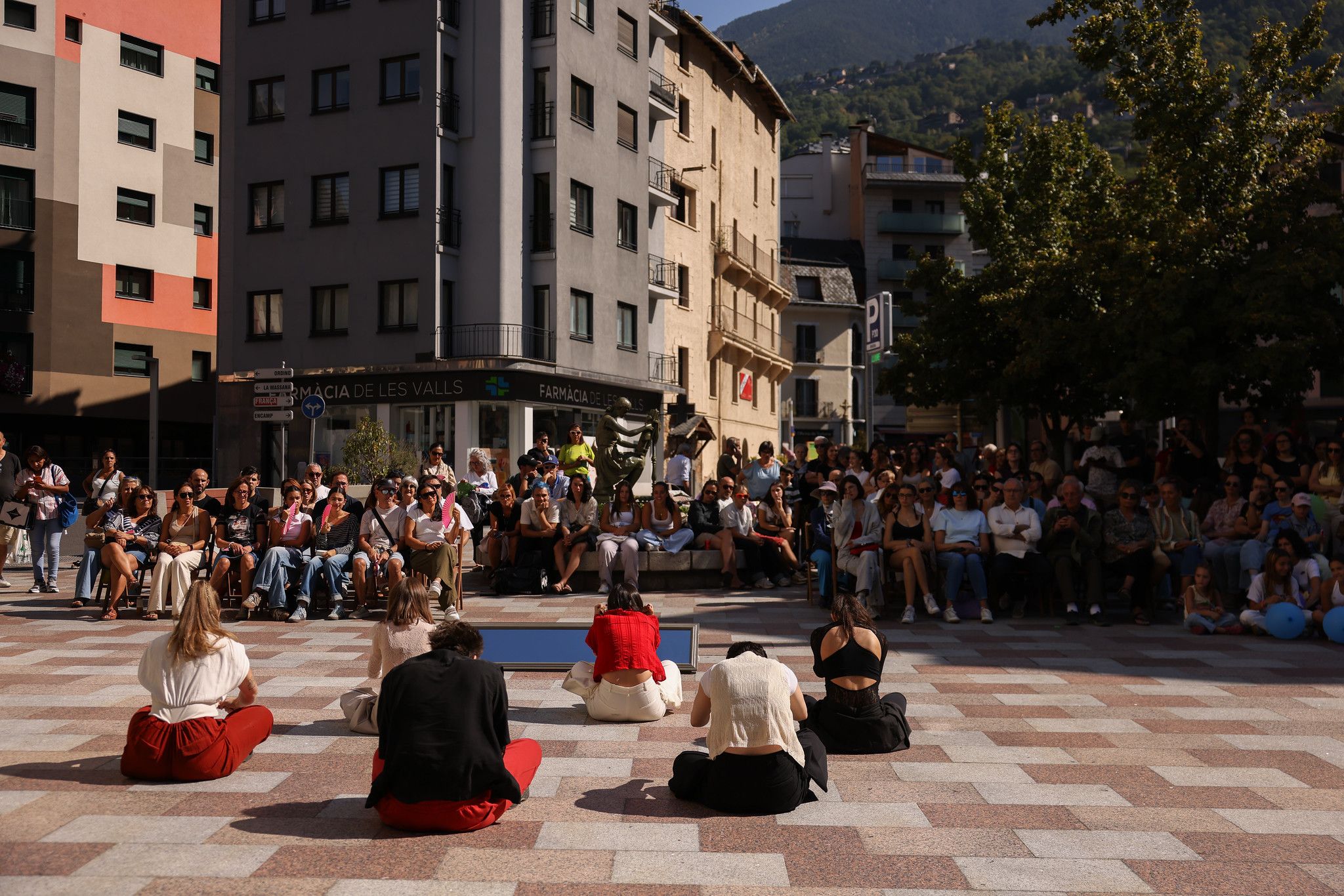 Una de les activitats que ha reunit més gent a la plaça Santa Anna. La portaveu del Sindicat, Rebeca Bonache.