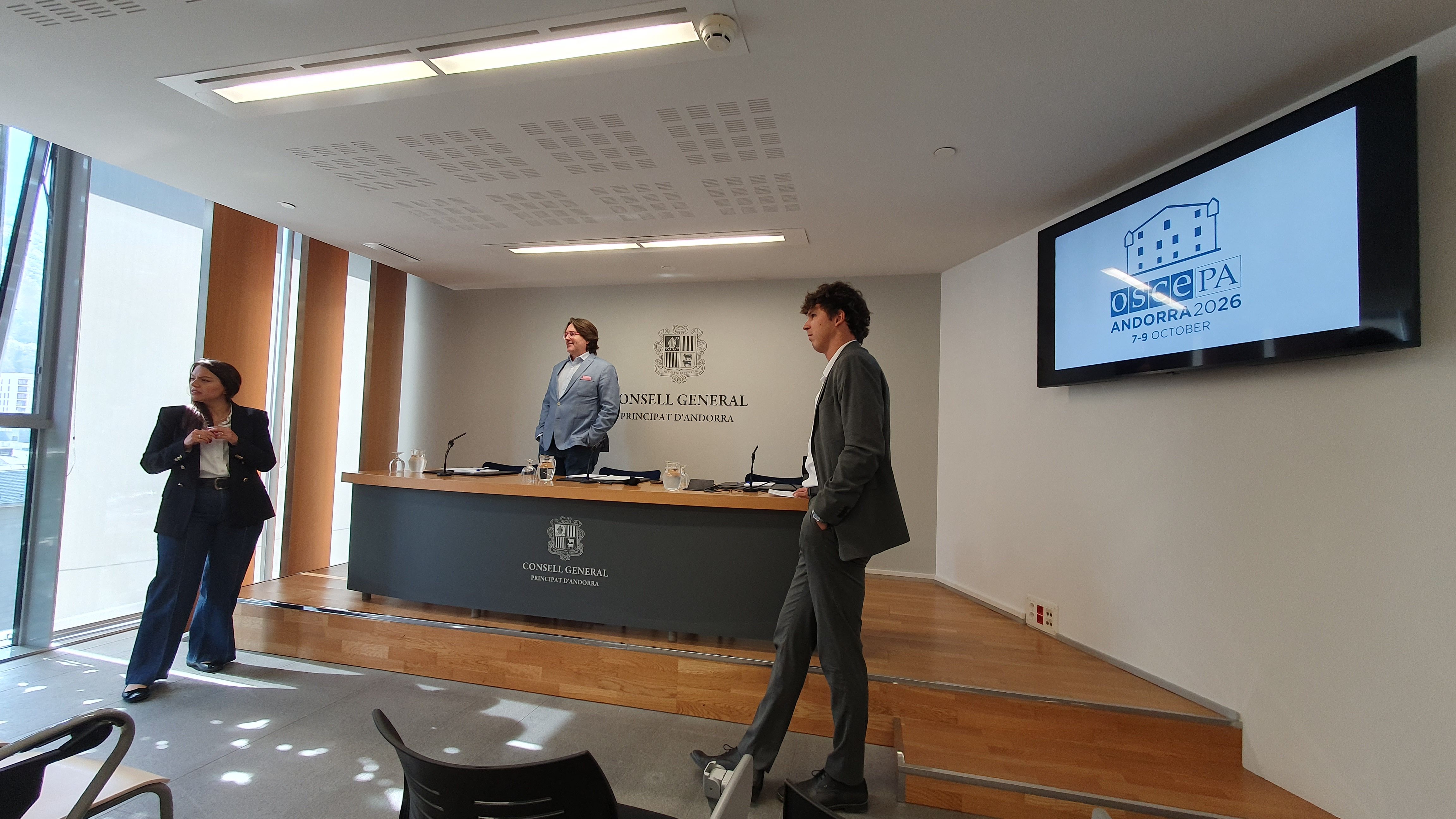 López, Naudi i Bartolomé abans de començar la presentació de la 24a Sessió de Tardor de l'OSCEPA.