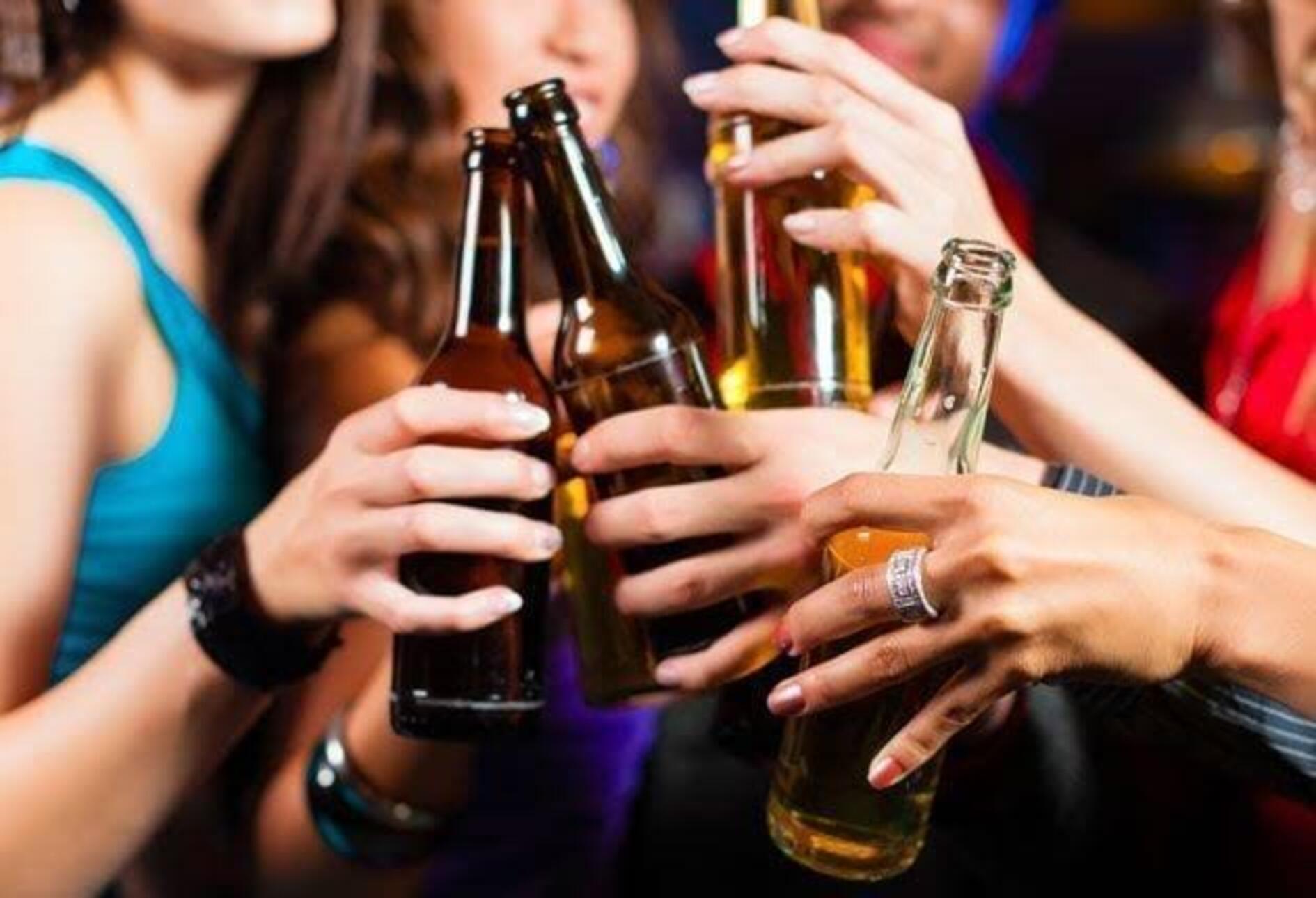 Joves consumint alcohol. Joves consumint alcohol.