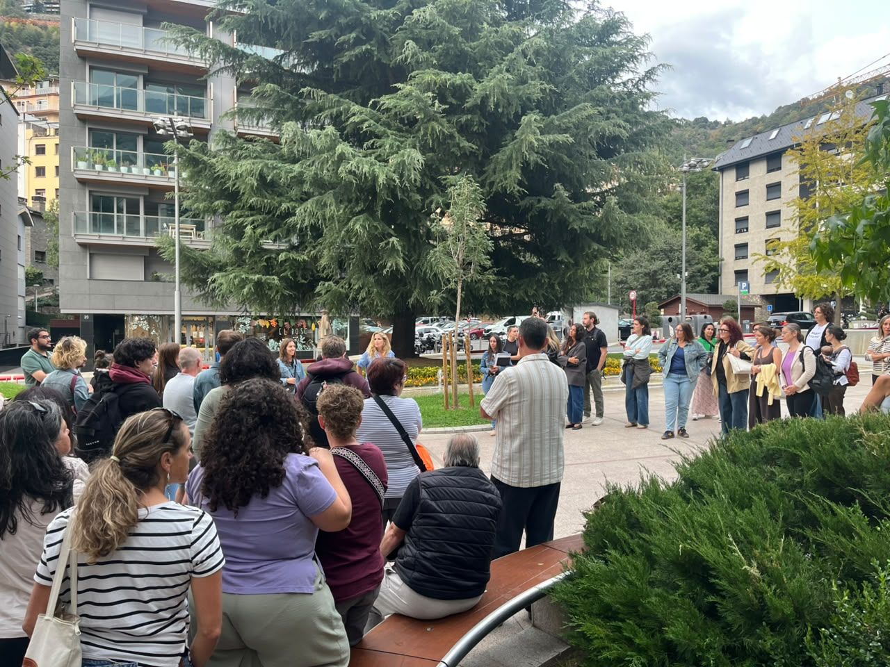 Una cinquantena de persones s'han concentrat aquest dilluns al parc de la Mola. Una cinquantena de persones s'han concentrat aquest dilluns al parc de la Mola.