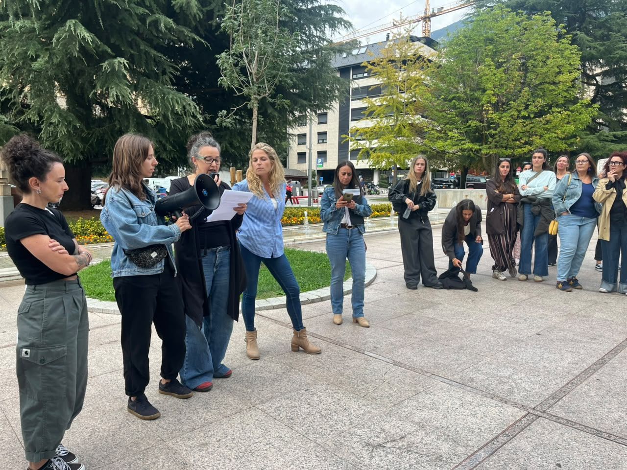 Laia Ferré, Aurora Baena i altres membres d'Acció Feminista, durant el manifest. La portaveu del Sindicat, Rebeca Bonache.