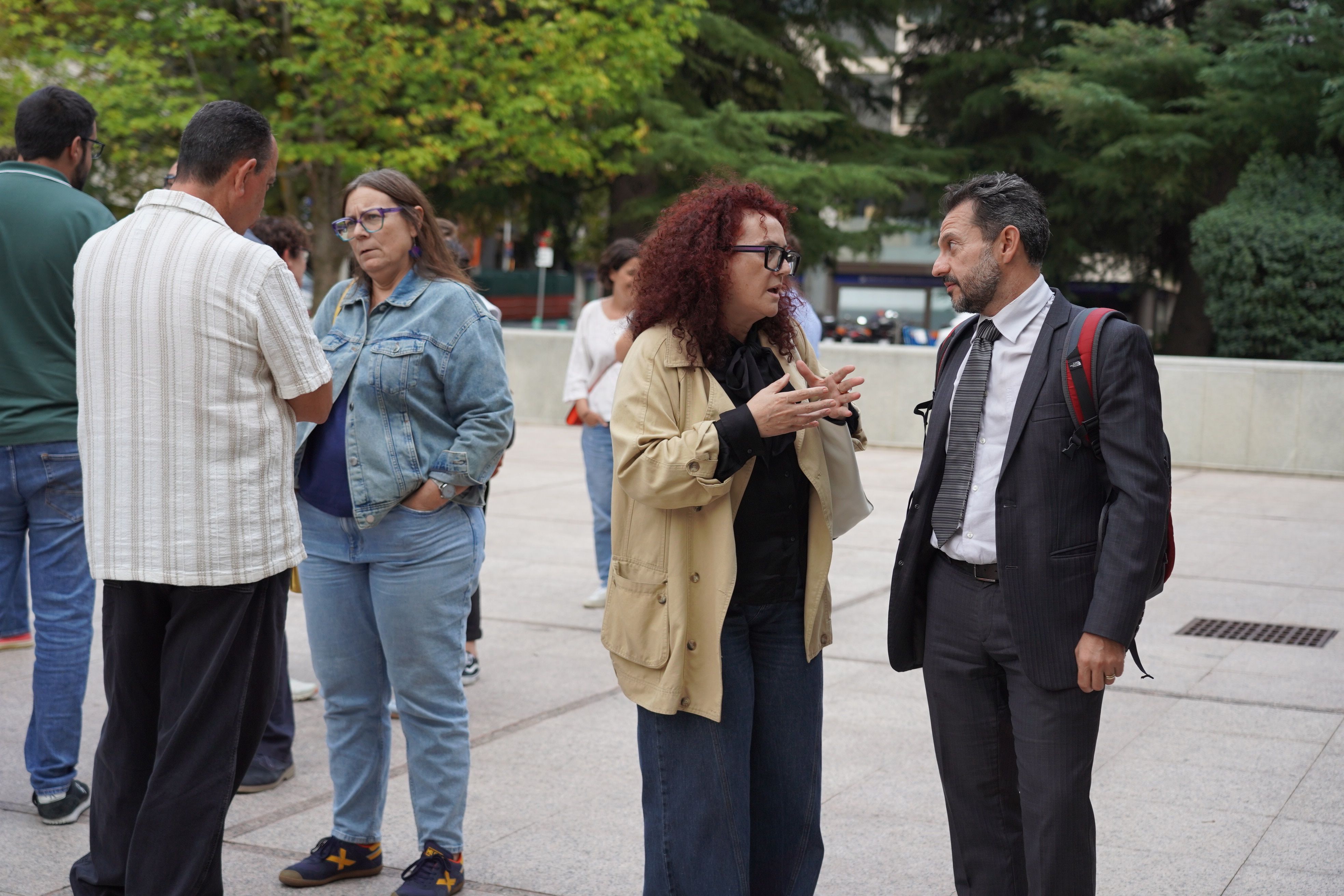 Gerard Alís, parlant amb Judith Pallarés. La portaveu del Sindicat, Rebeca Bonache.