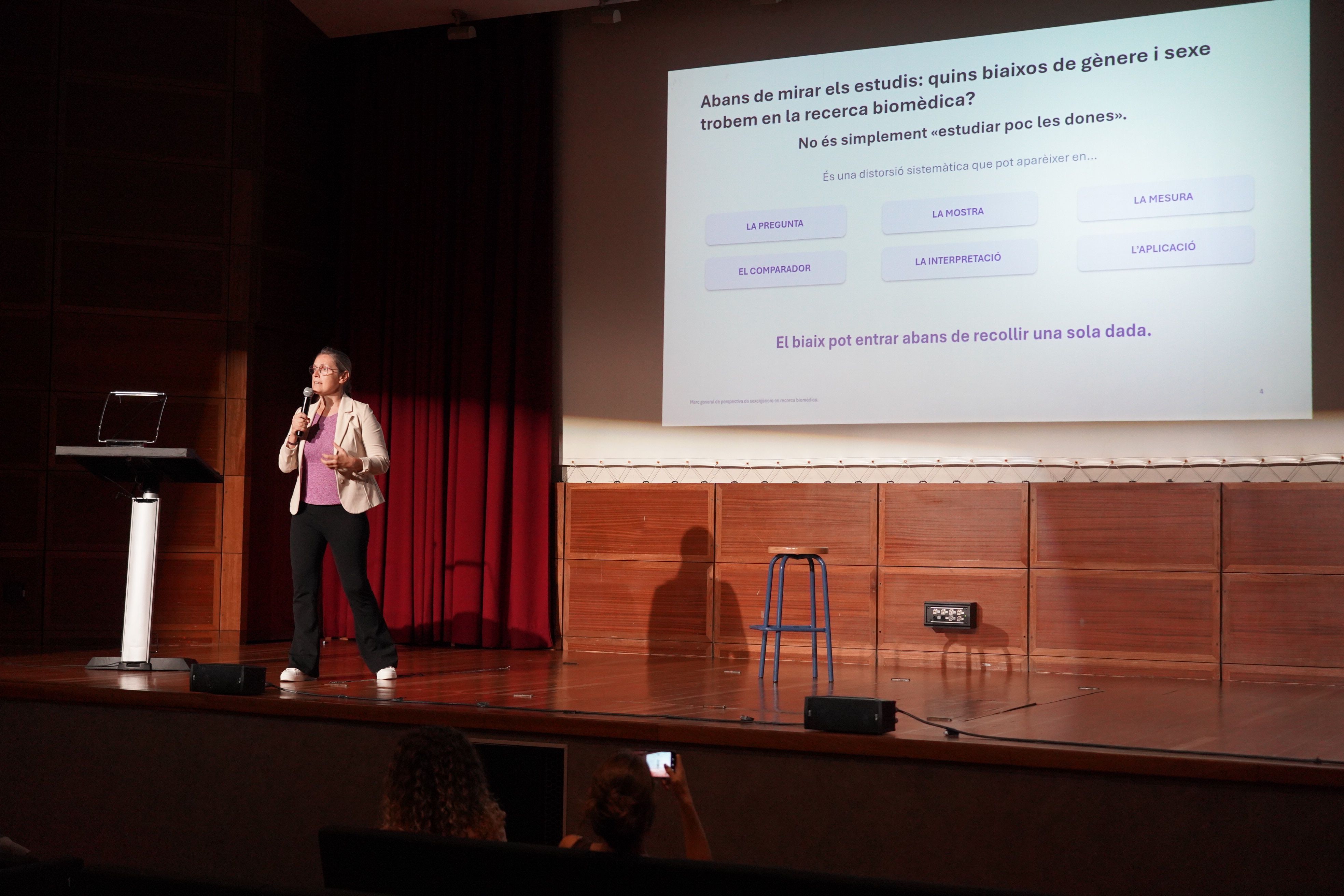 Conferència: Avortar: més enllà del debat jurídic La portaveu del Sindicat, Rebeca Bonache.