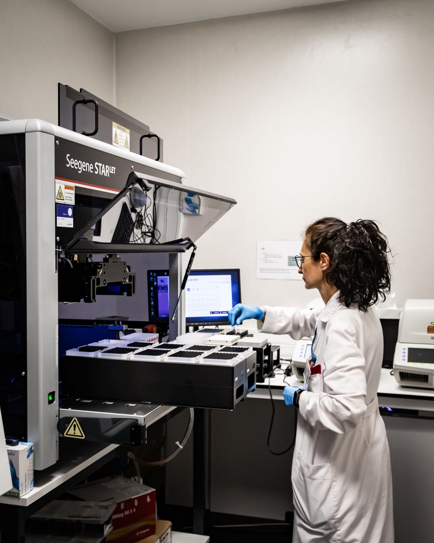 Una persona al laboratori clínic fent proves. Una persona al laboratori clínic fent proves.
