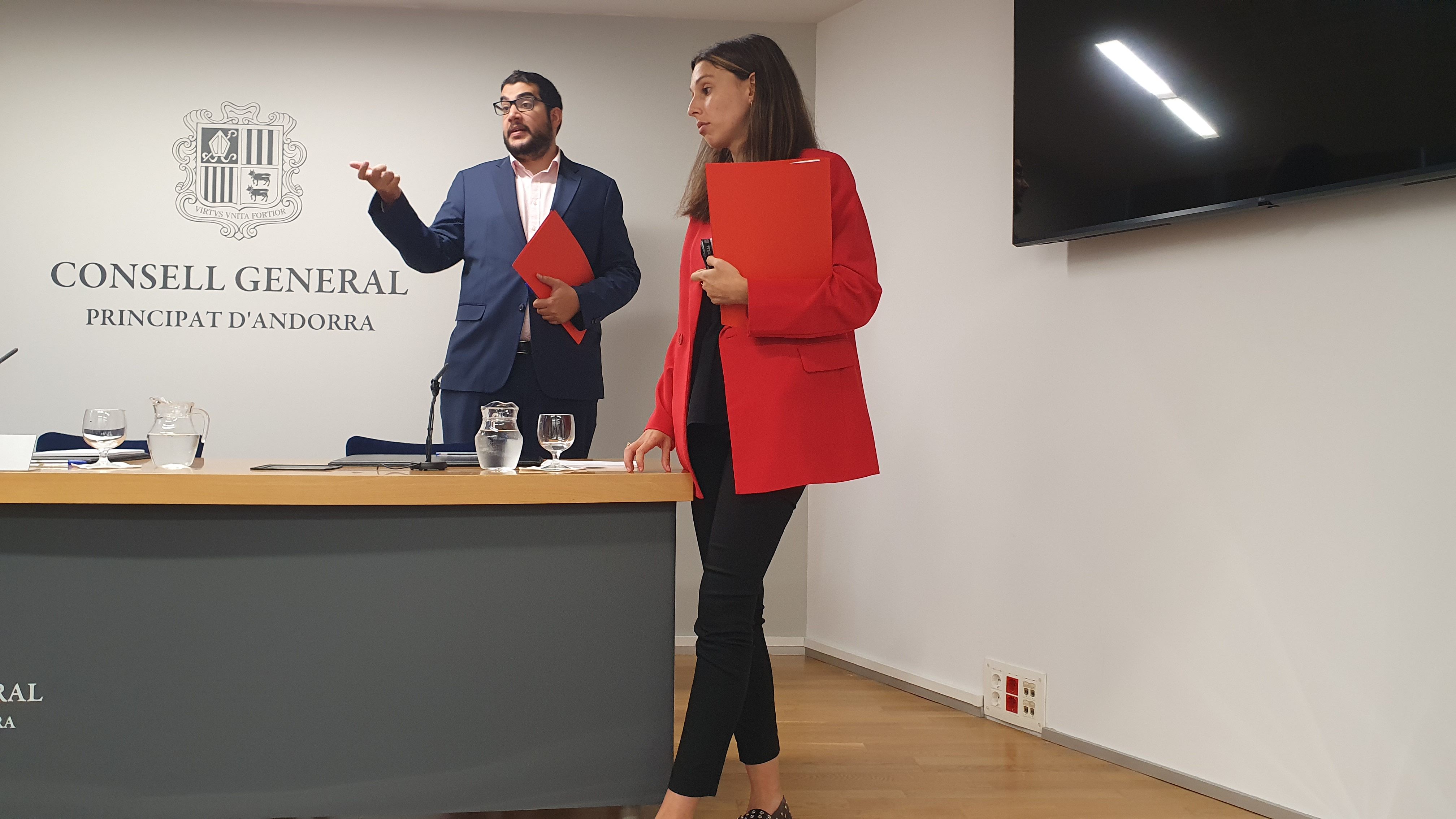 Pere Baró i Laia Moliné comentant amb els periodistes la proposta. Pere Baró i Laia Moliné comentant amb els periodistes la proposta.