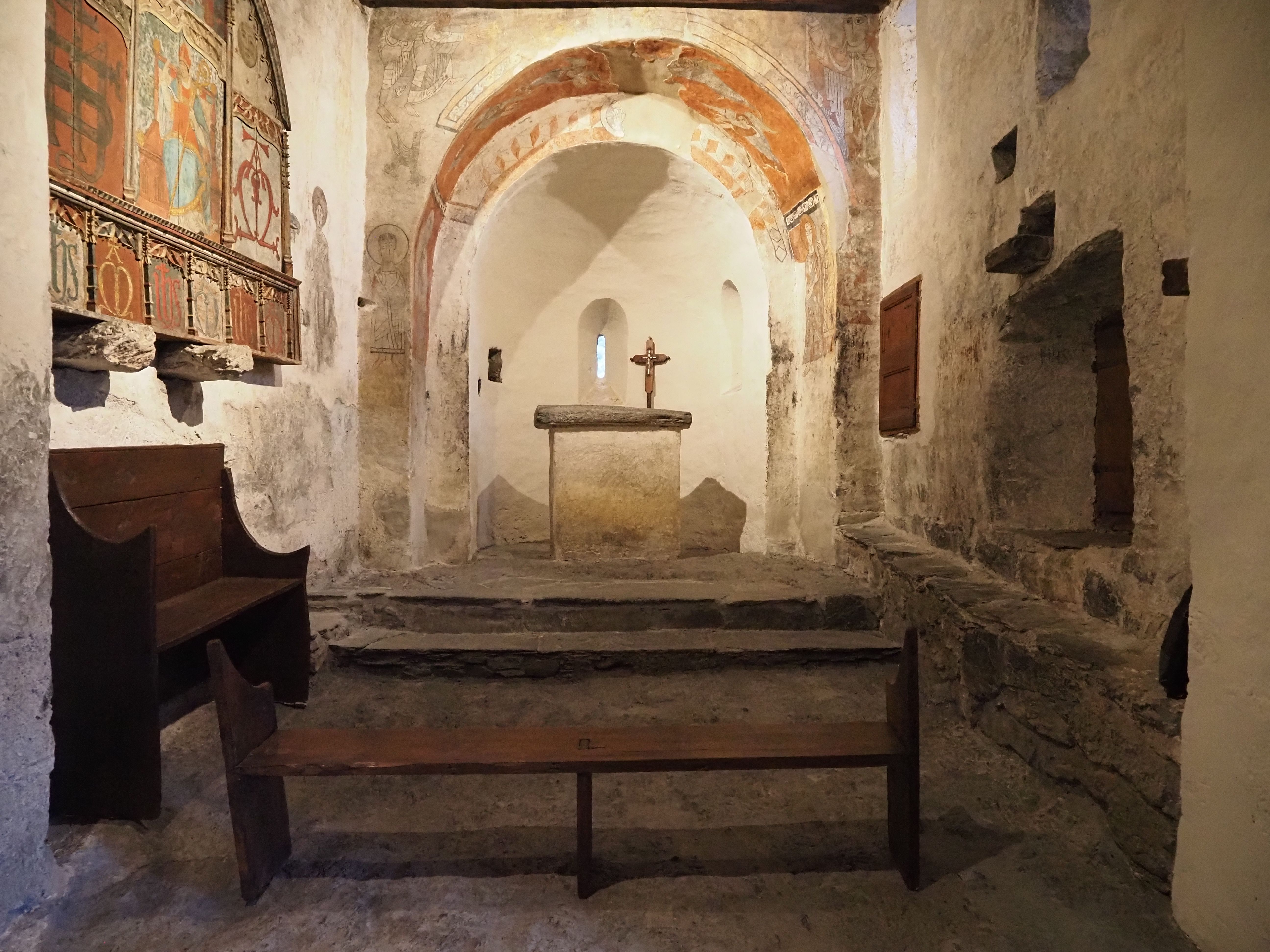 Interior de l'església amb el terra sense tarima de fusta.