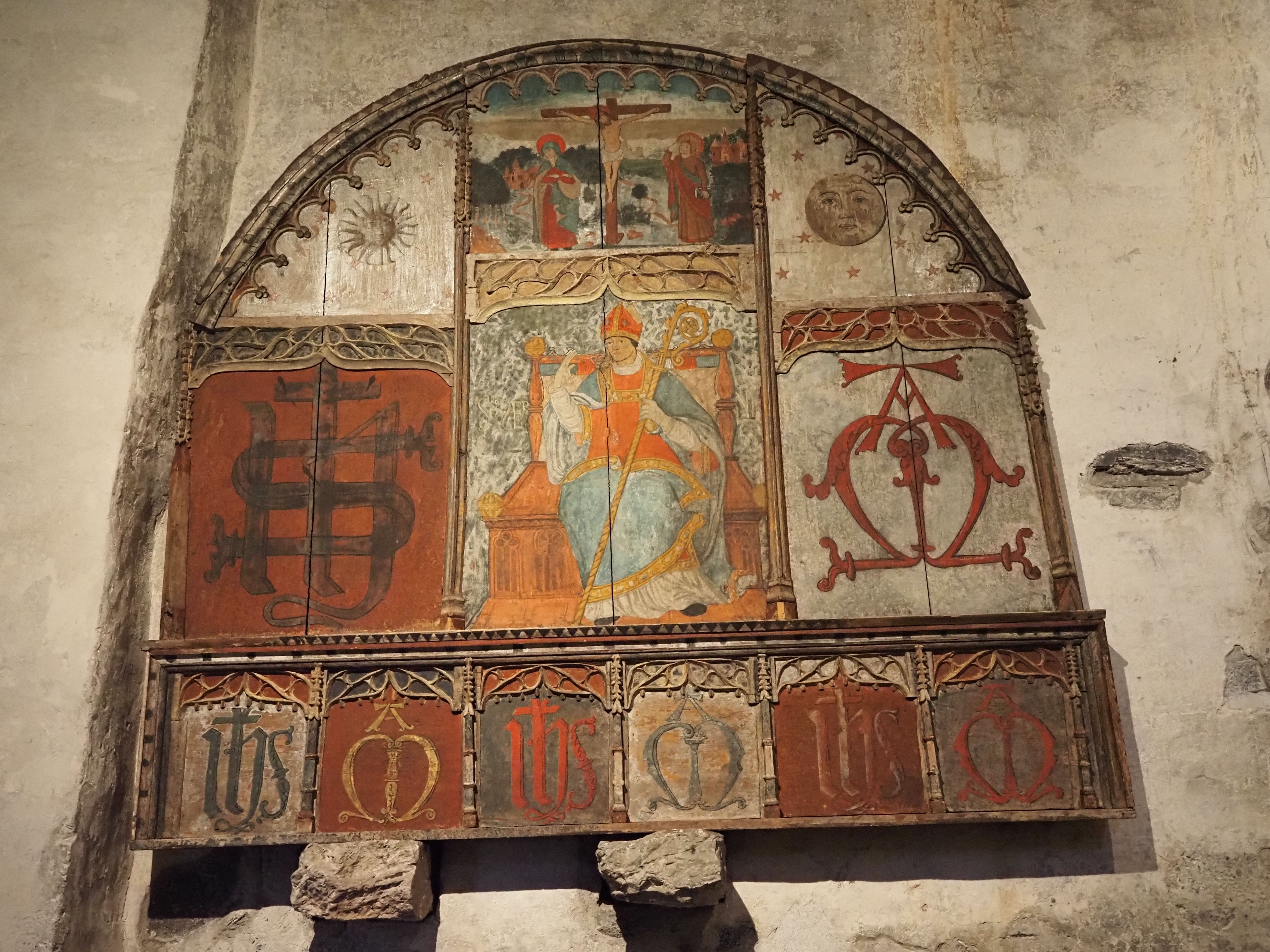 El retaule gòtic de Sant Serni torn a lluir a l'interior de l'església. // M. P. La portaveu del Sindicat, Rebeca Bonache.