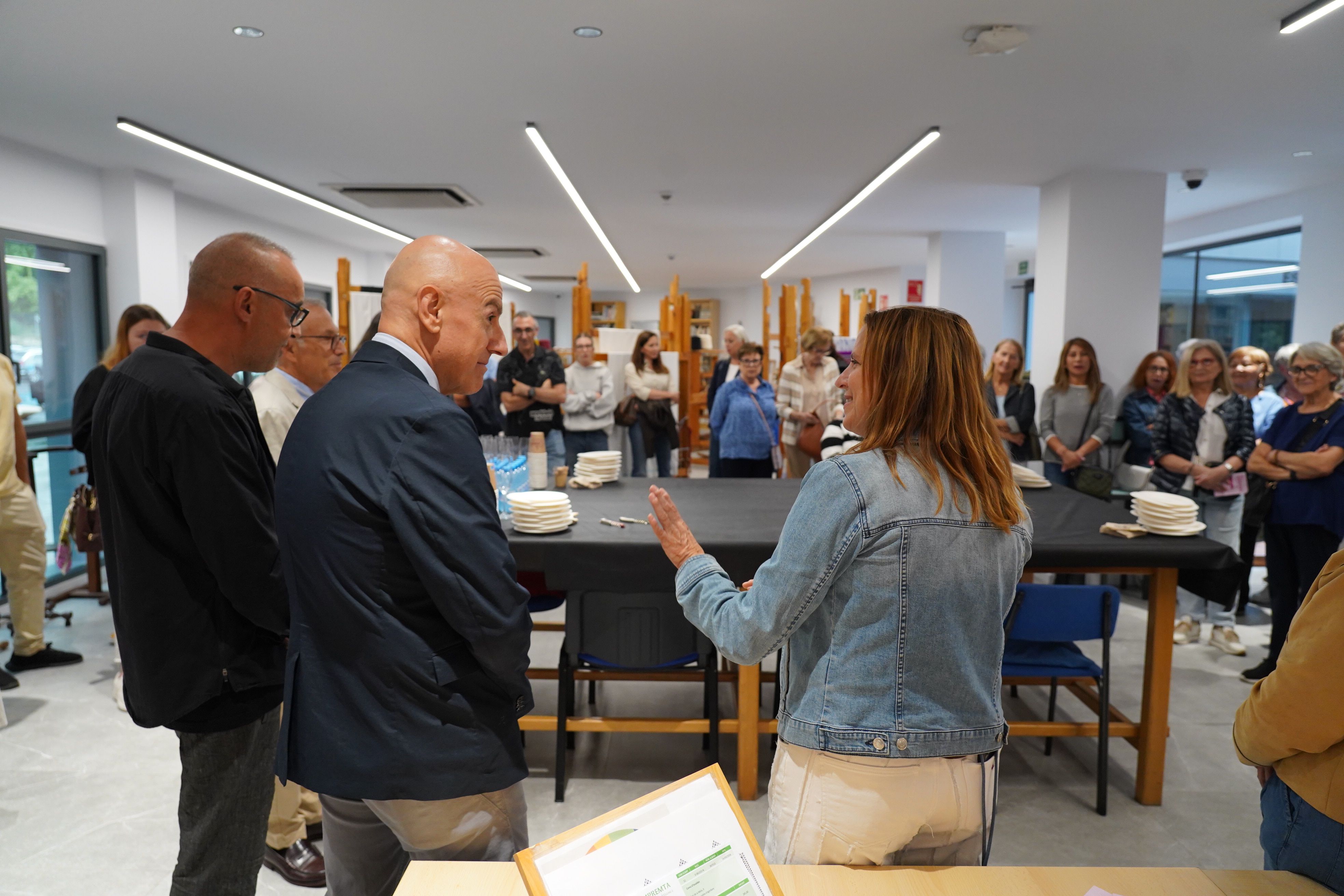 Dolsa i Gili durant la inauguració dels nous locals dels tallers tèxtil i de vidre.