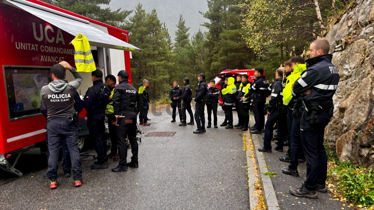 Policies i bombers en ple operatiu, rebent instruccions per seguir la recerca.