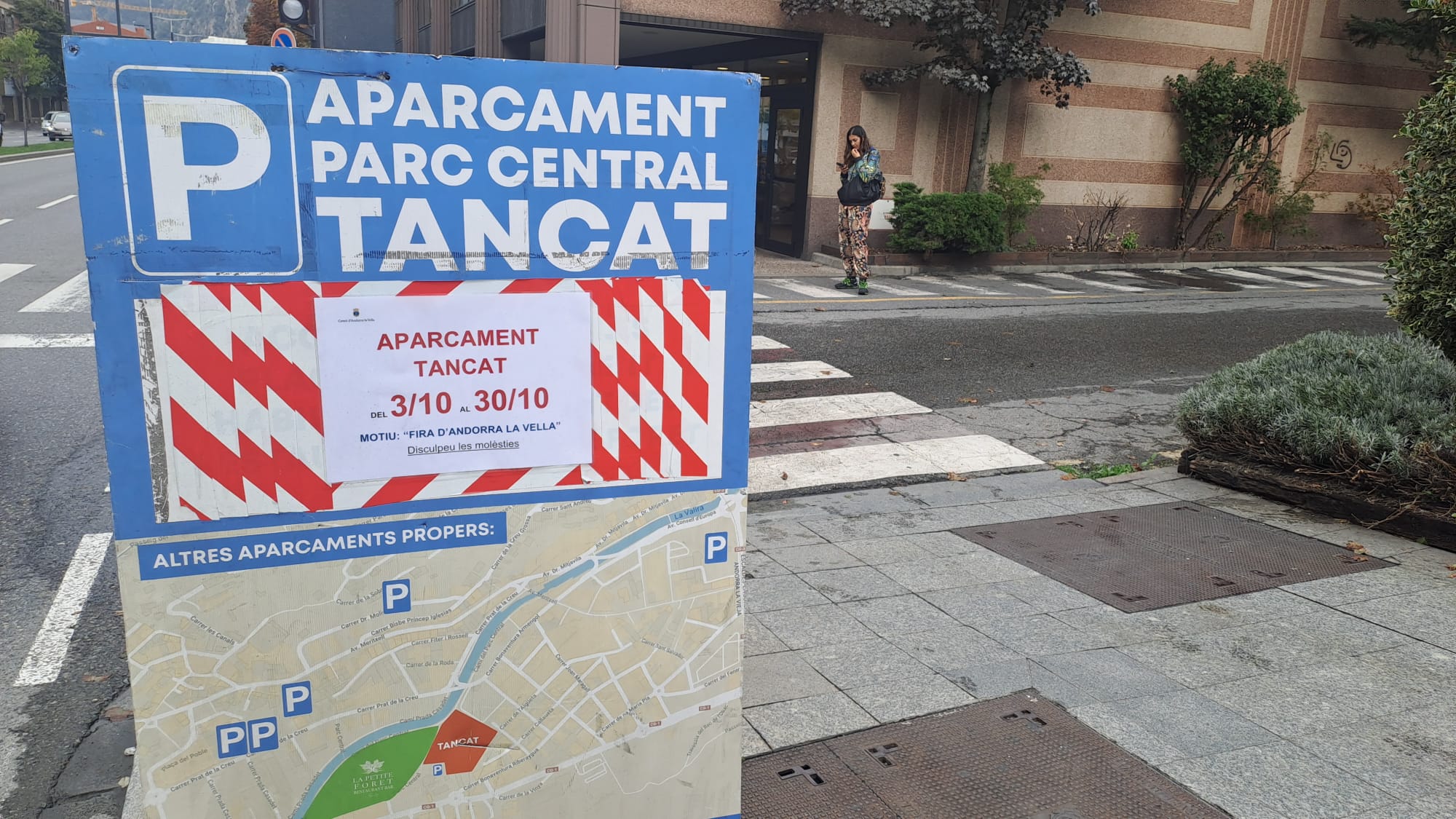 El cartell anunciant el tancament de l'aparcament. El cartell anunciant el tancament de l'aparcament.