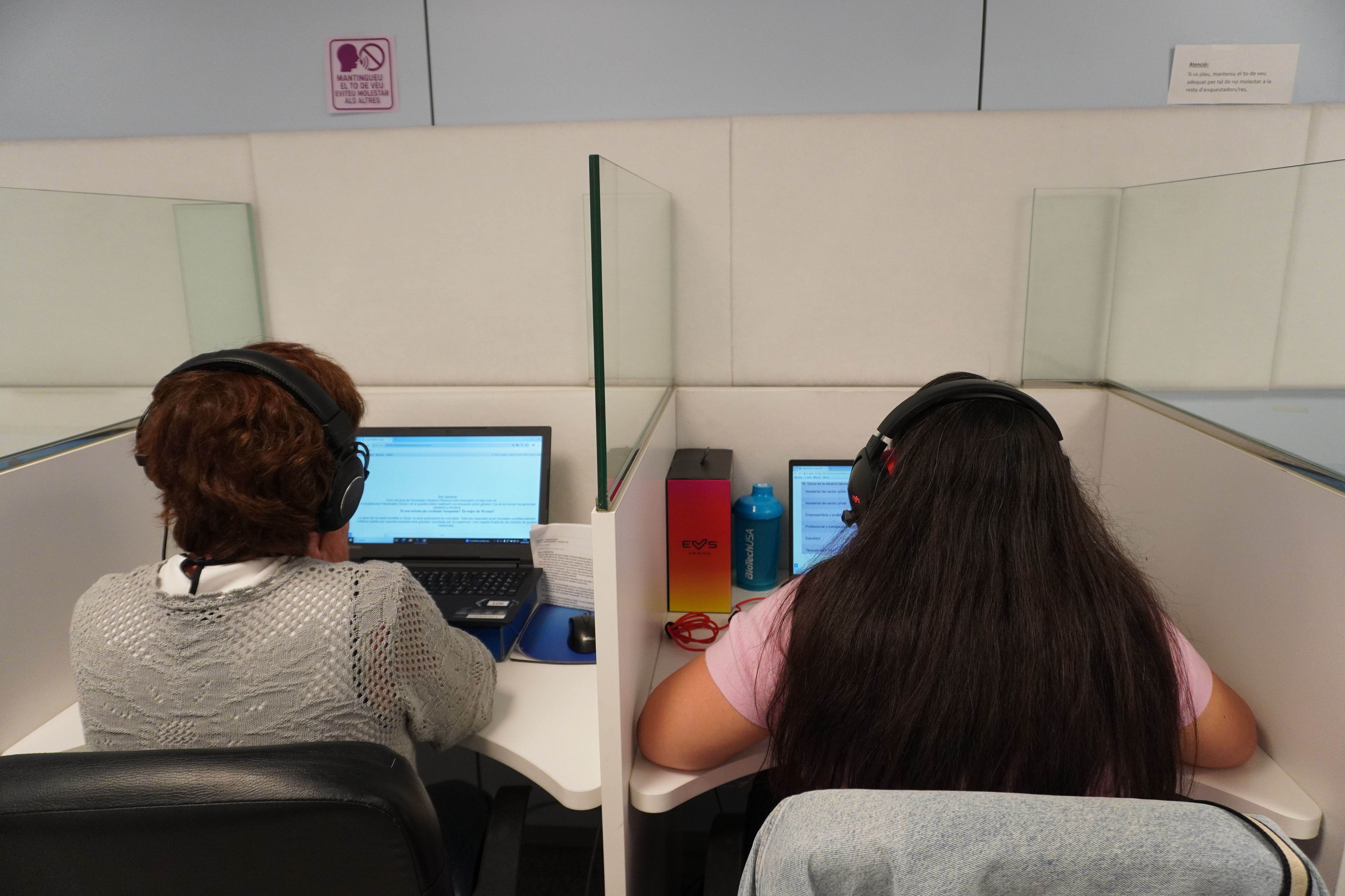Personal de l'AR+I fent l'enquesta.