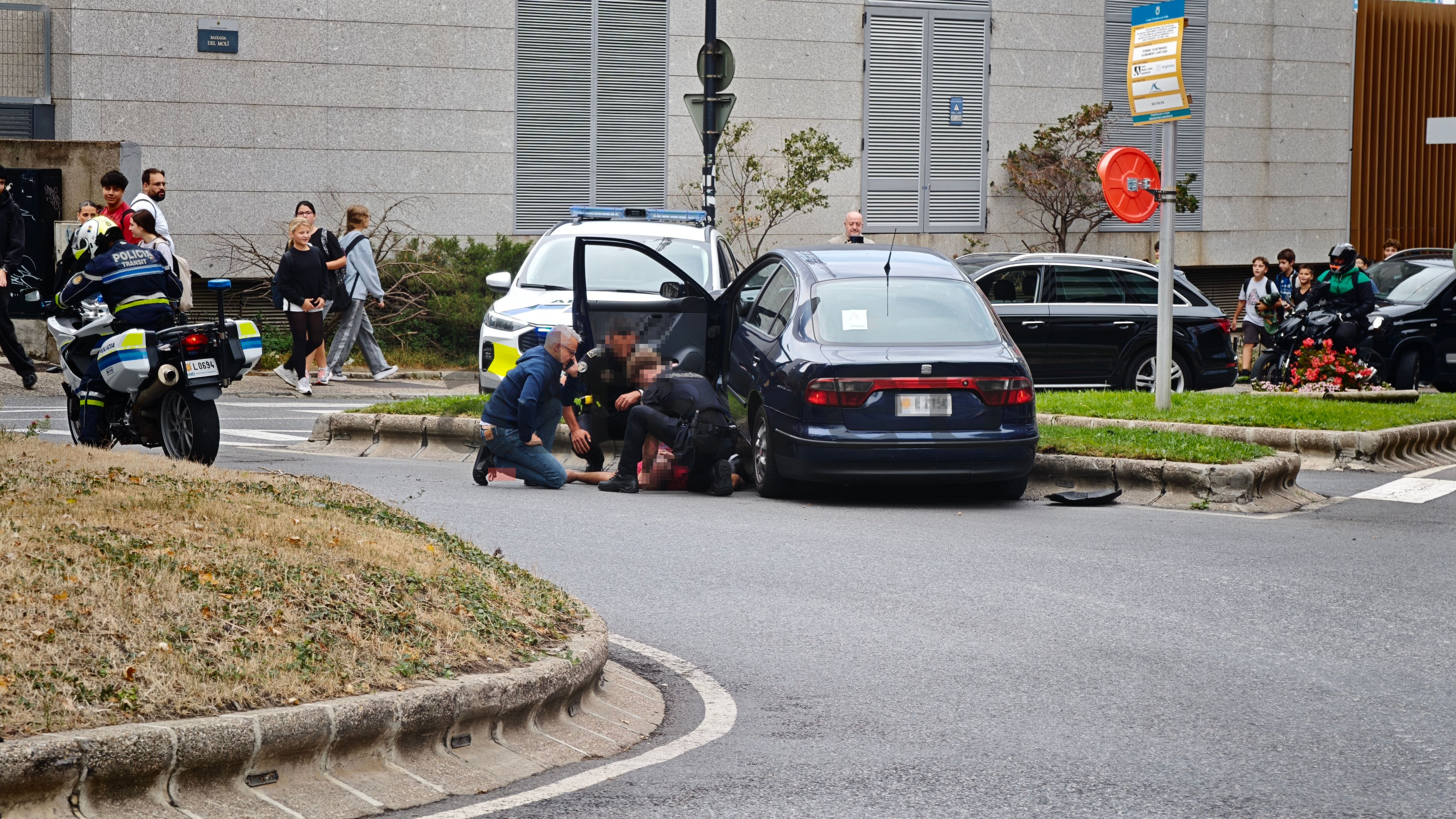La Policia atenent la persona accidentada. La Policia atenent la persona accidentada.