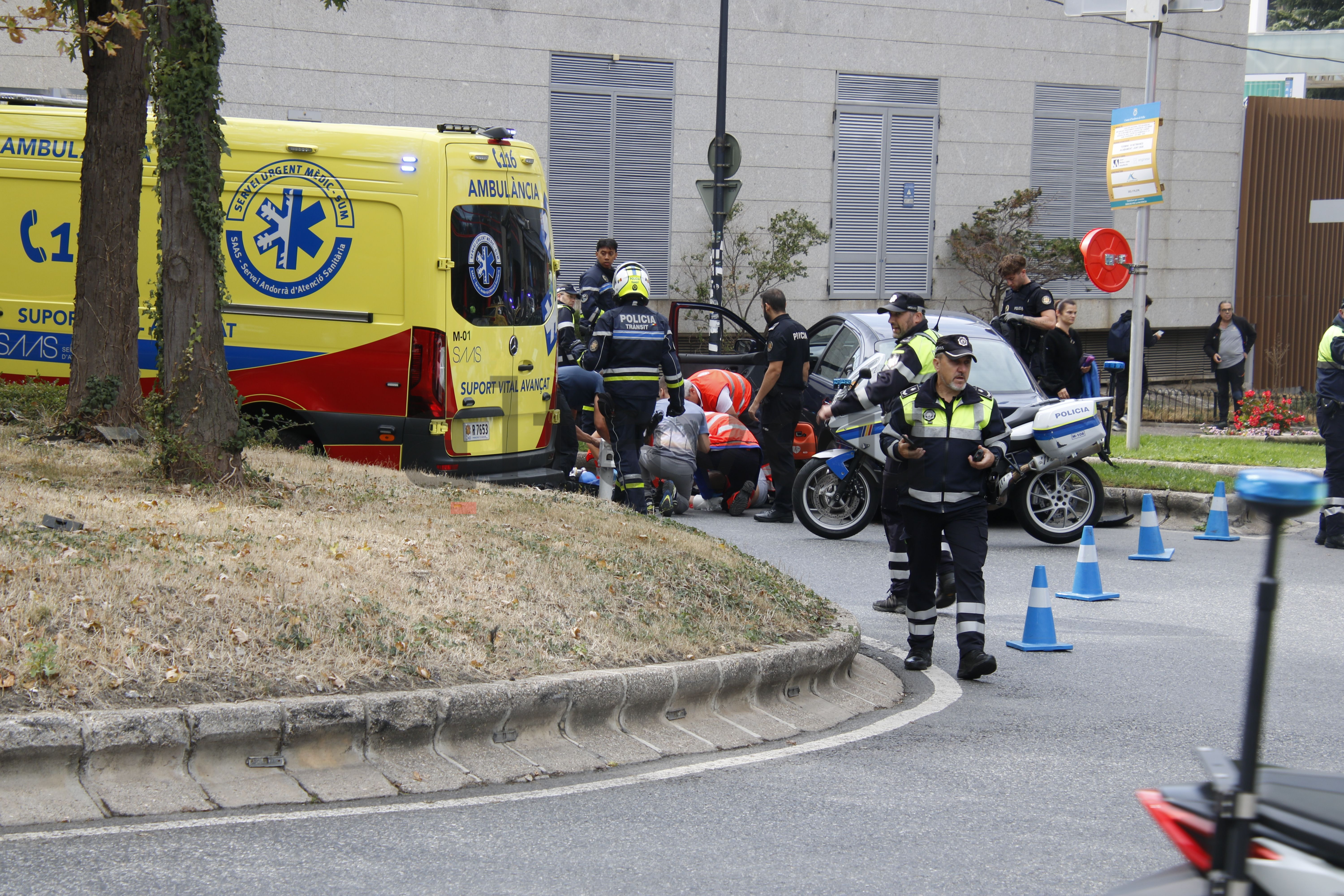 Serveis d'emergències treballant en l'atenció de l'accidentat d'aquest dimecres a la rotonda de Tobira. Serveis d'emergències treballant en l'atenció de l'accidentat d'aquest dimecres a la rotonda de Tobira.