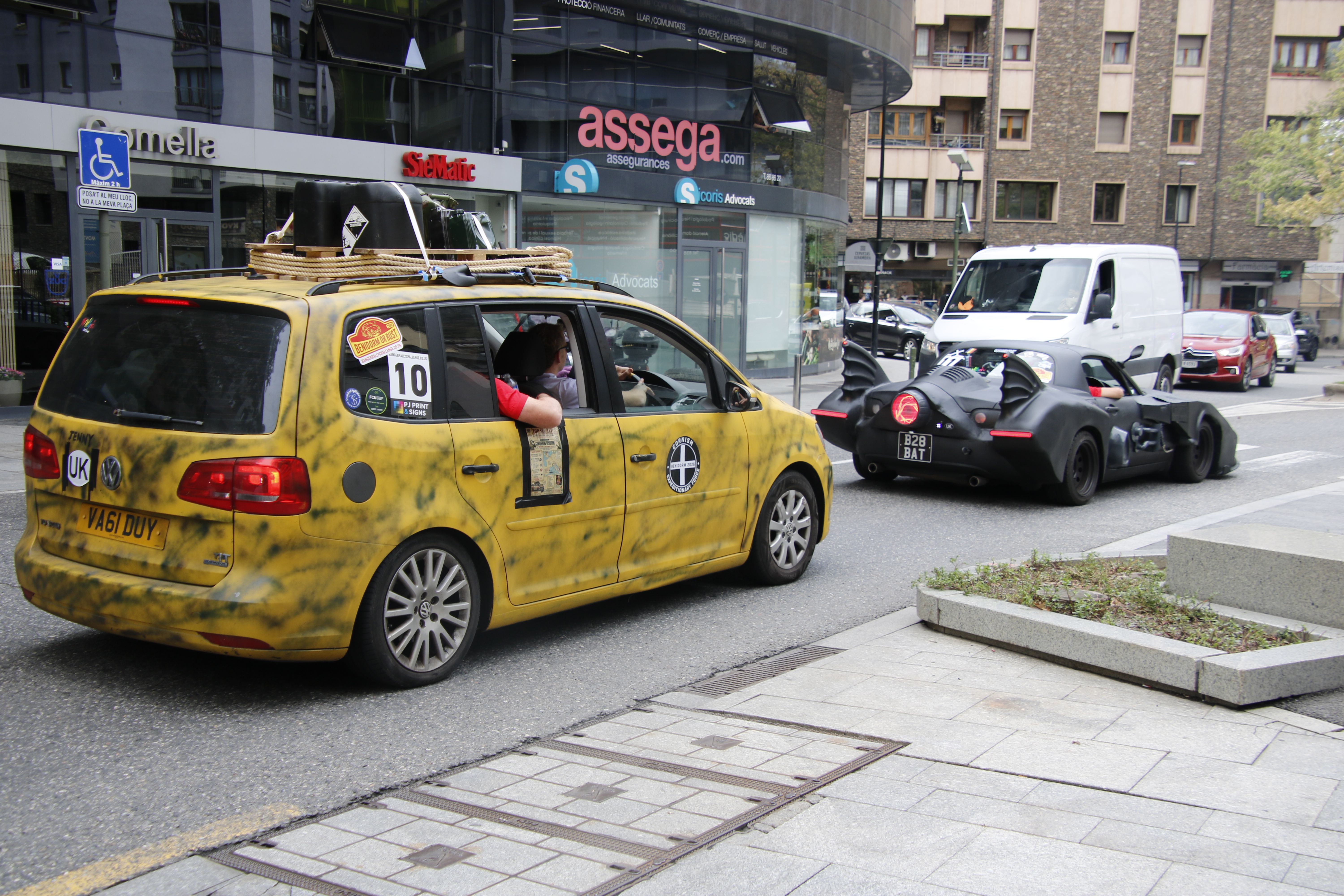 El pas del Banger rally challenge pel país ha deixat veure alguns vehicles com a mínim particulars.