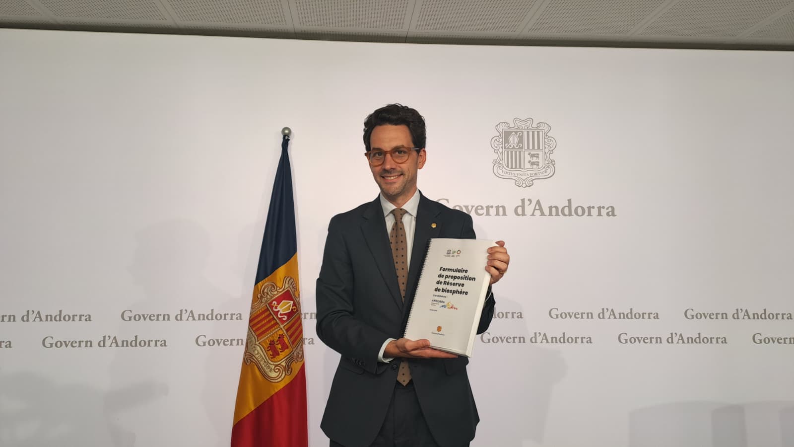 Guillem Casal amb el dossier de la candidatura a Reserva de la Biosfera. Guillem Casal amb el dossier de la candidatura a Reserva de la Biosfera.