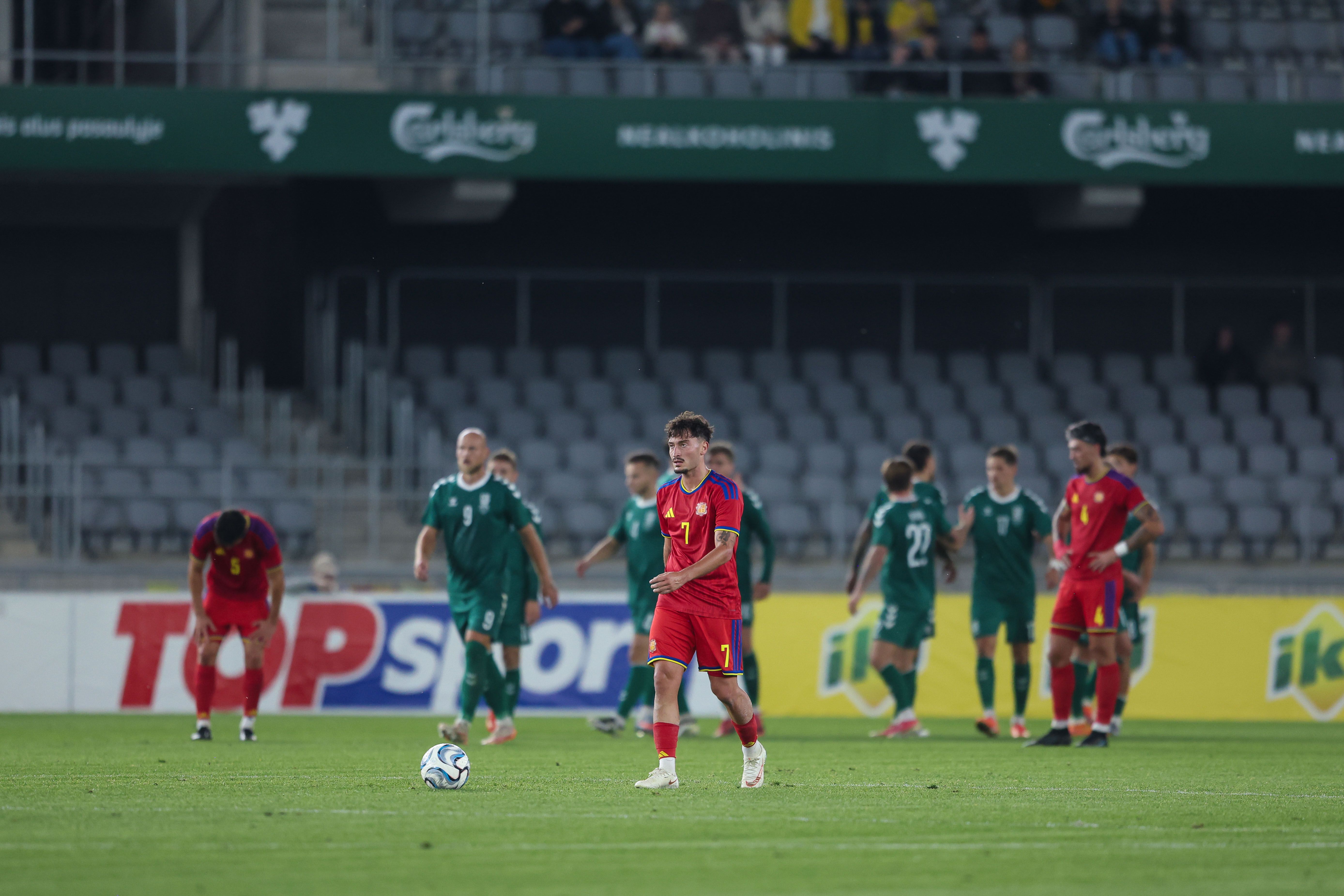 Els jugadors andorrans decebuts després del gol.