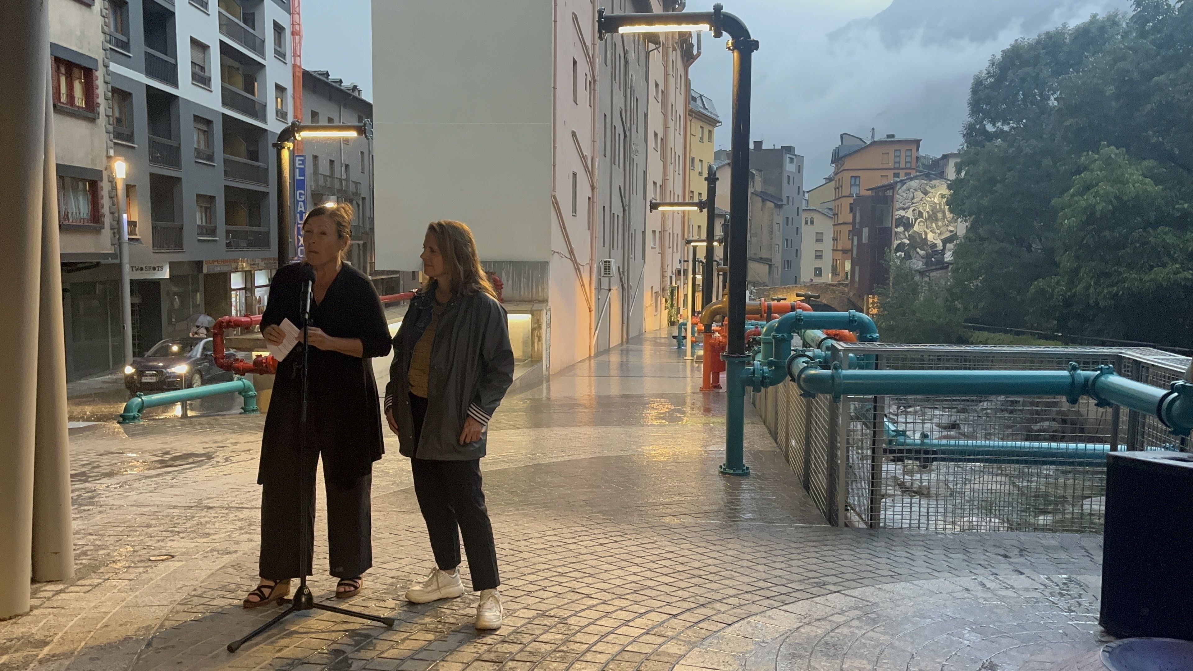 Samantha Bosque i Rosa Gili, amb el mural de fons. La portaveu del Sindicat, Rebeca Bonache.