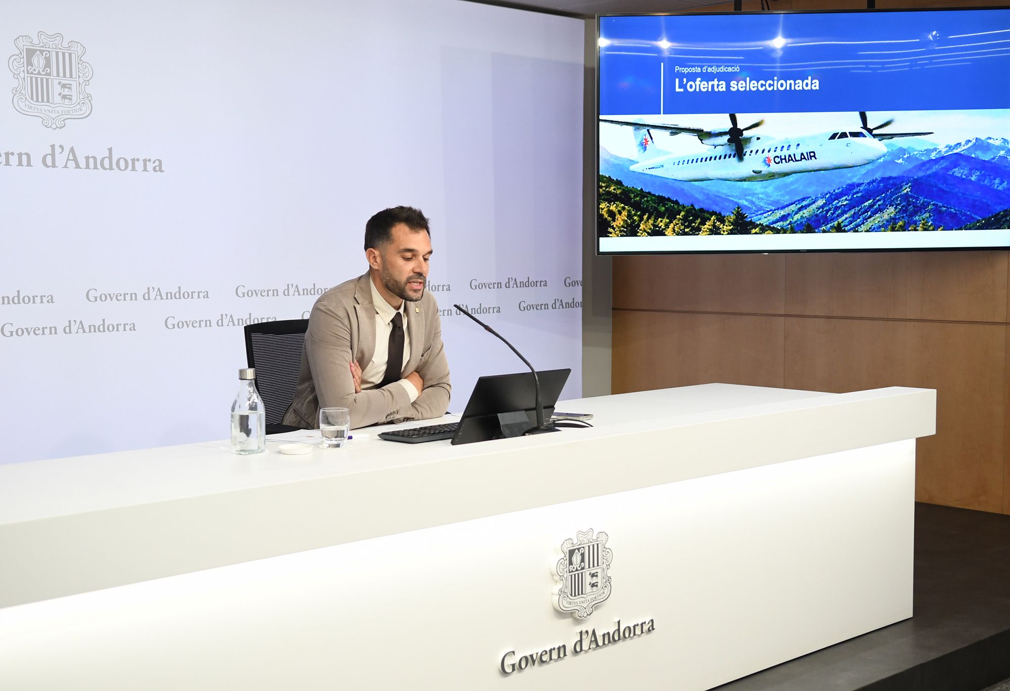 David Forné anunciant l'adjudicatari de les línies.
