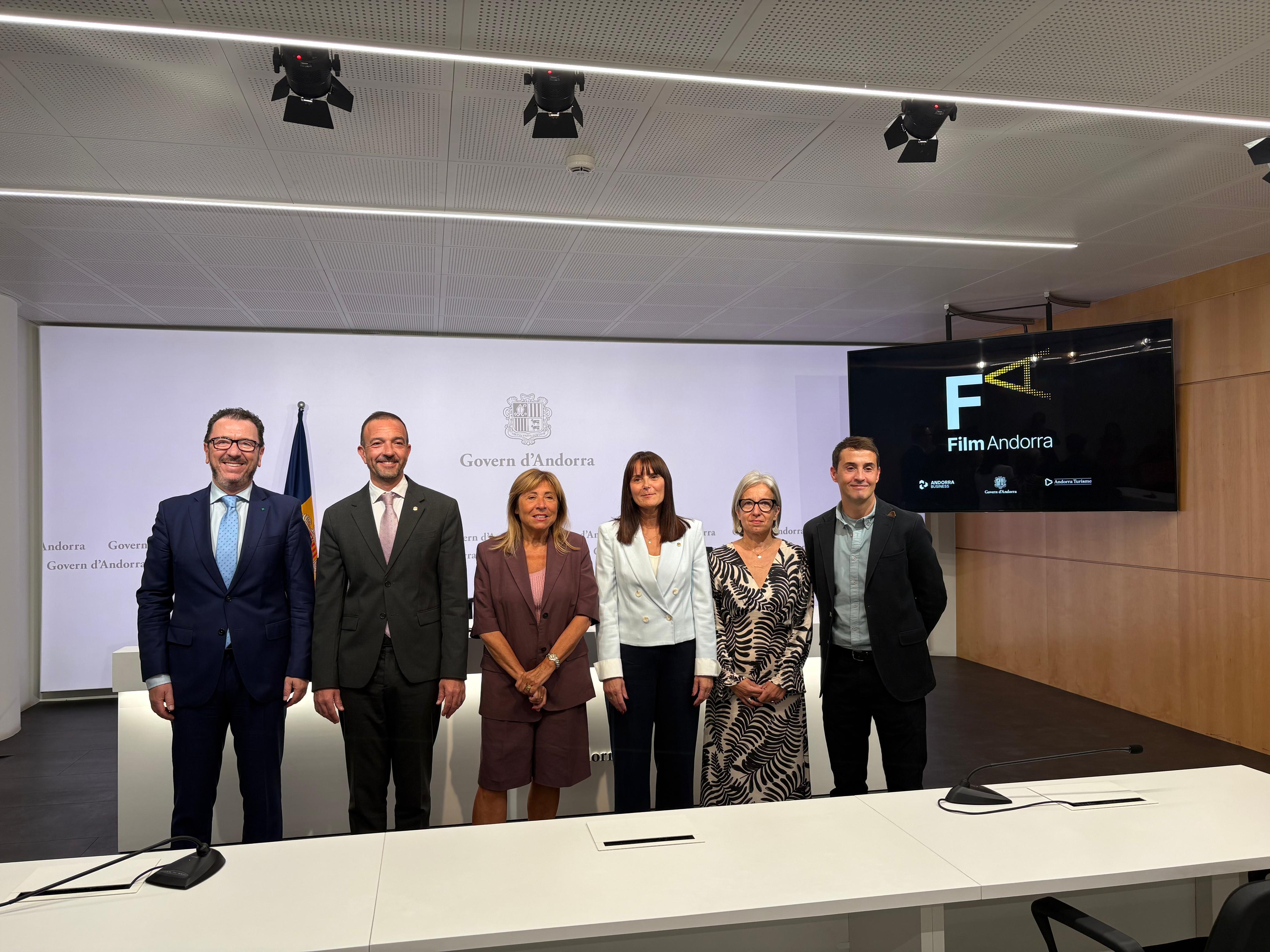 La ministra de Cultura, Joventut i Esports, Mònica Bonell, el ministre de Turisme i Comerç, Jordi Torres, i la ministra de Presidència, Economia, Treball i Habitatge, Conxita Marsol i el director general de Betim Budzaku, durant la presentació.