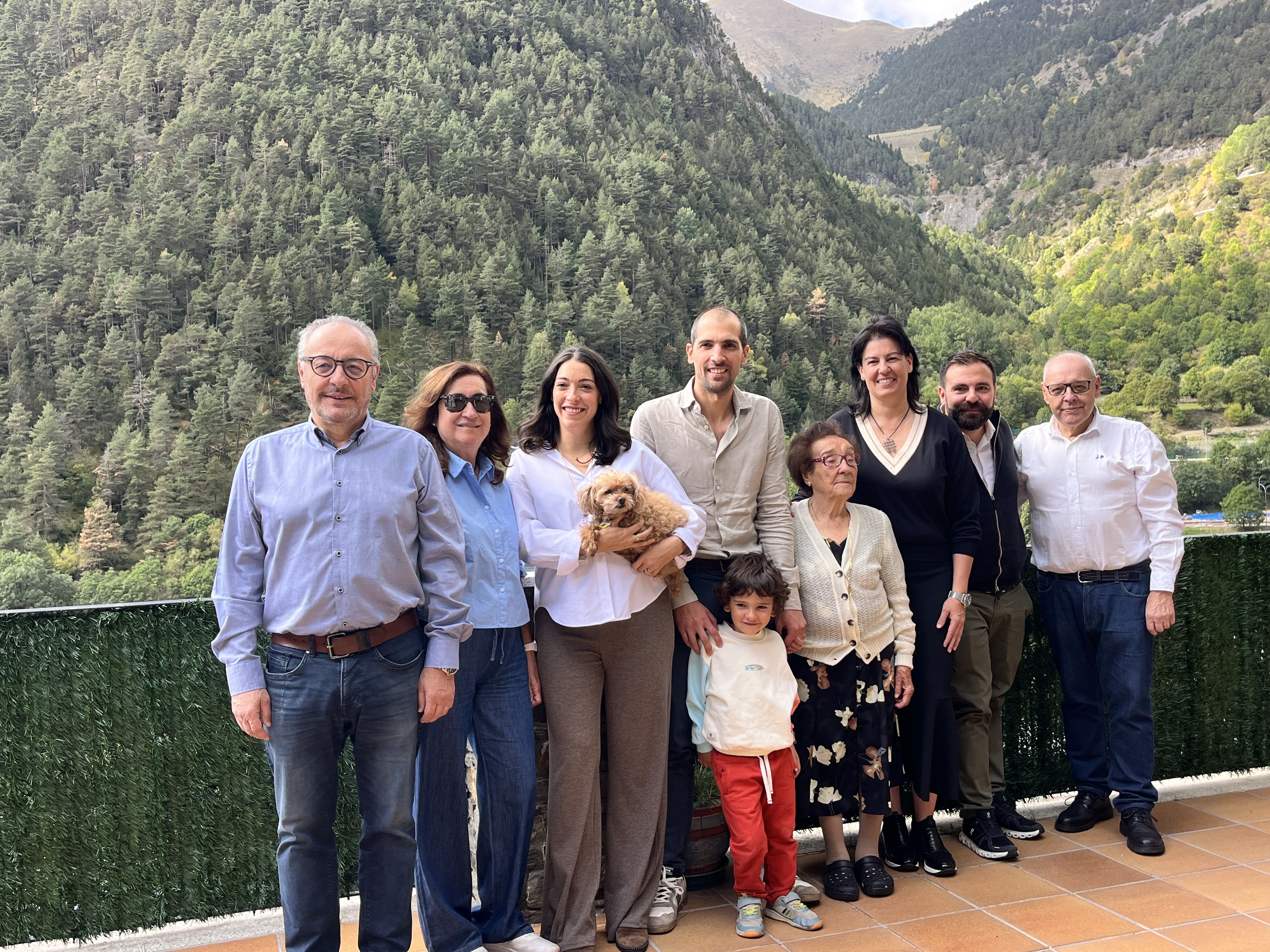 La delegació comunal amb Aurora Areny i la seva família. La delegació comunal amb Aurora Areny i la seva família.