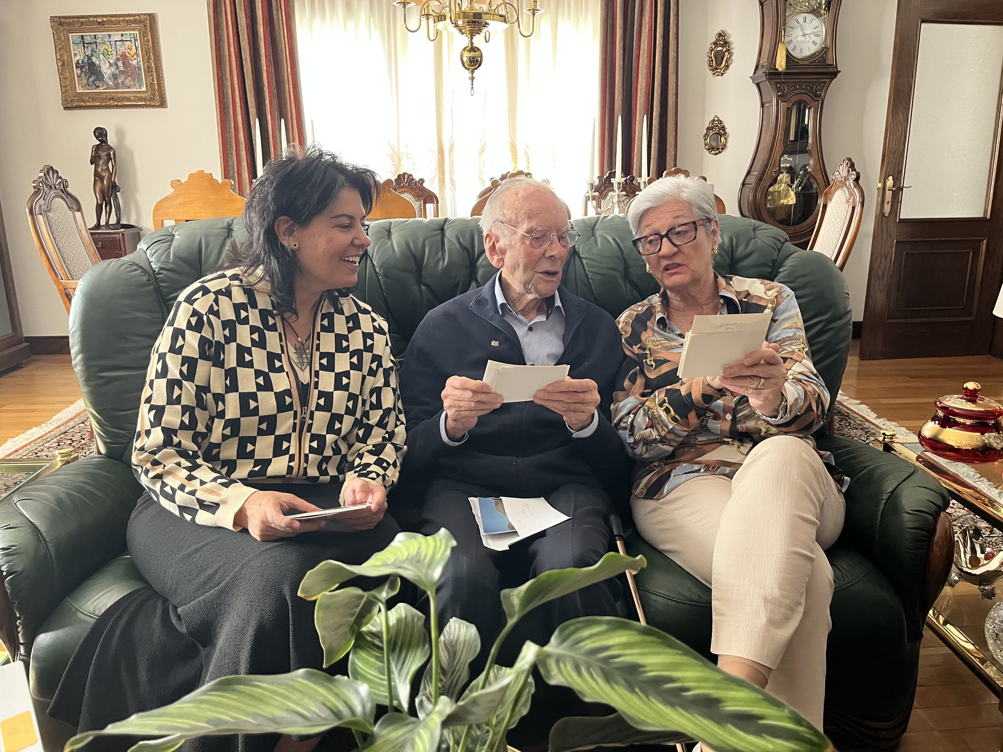 La cònsol durant la visita a Lluís Molné i la seva família. La cònsol durant la visita a Lluís Molné i la seva família.