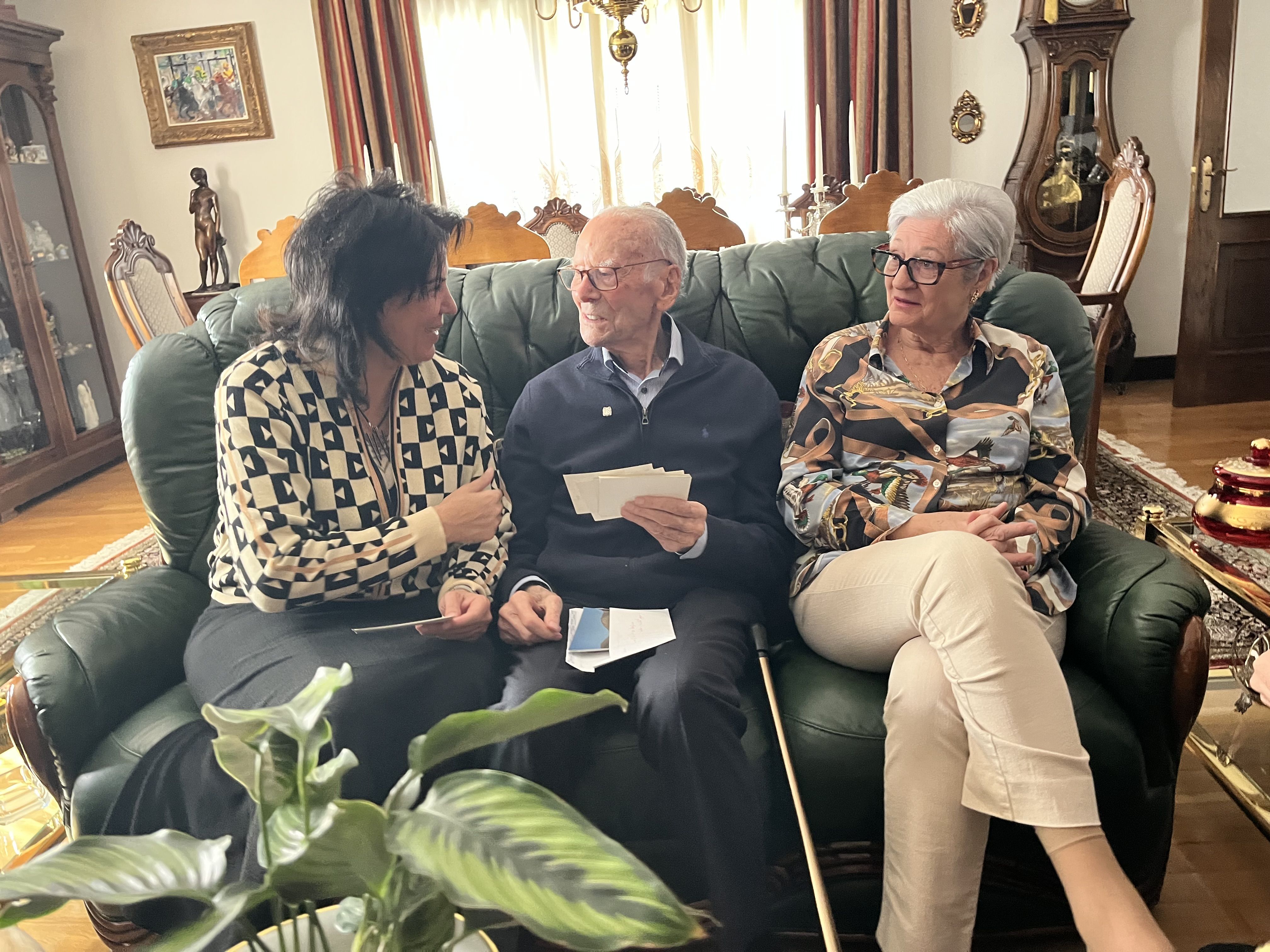 La cònsol durant la visita a Lluís Molné i la seva família. La cònsol durant la visita a Lluís Molné i la seva família.