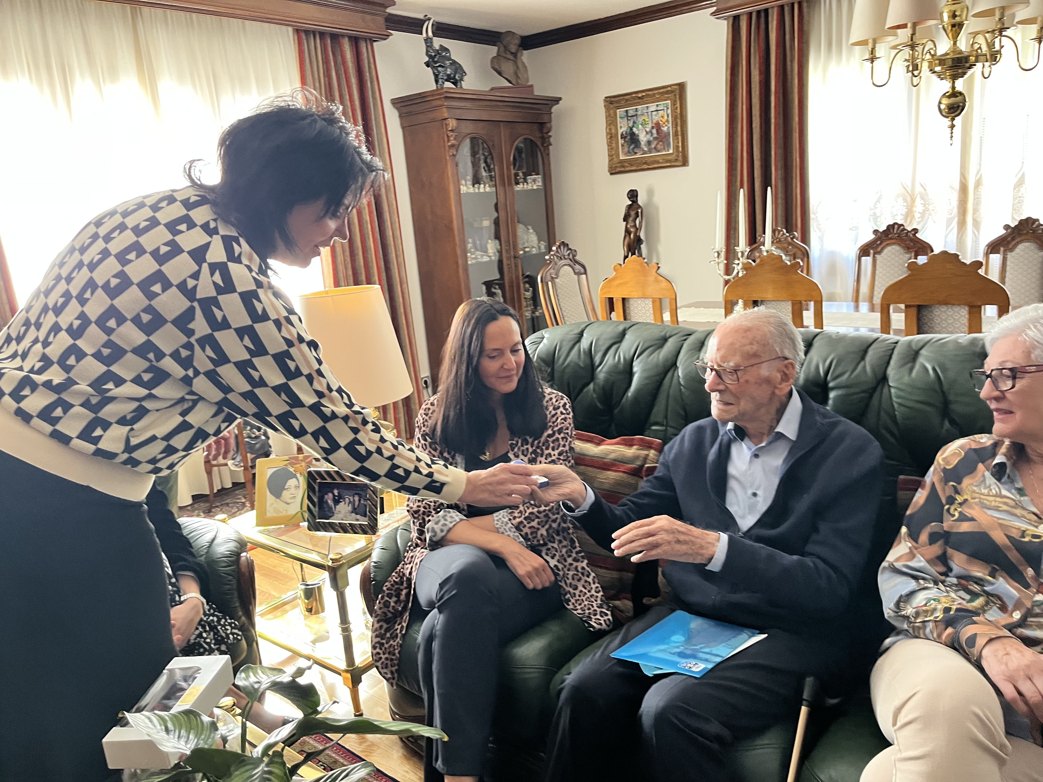 La cònsol durant la visita a Lluís Molné i la seva família. La cònsol durant la visita a Lluís Molné i la seva família.