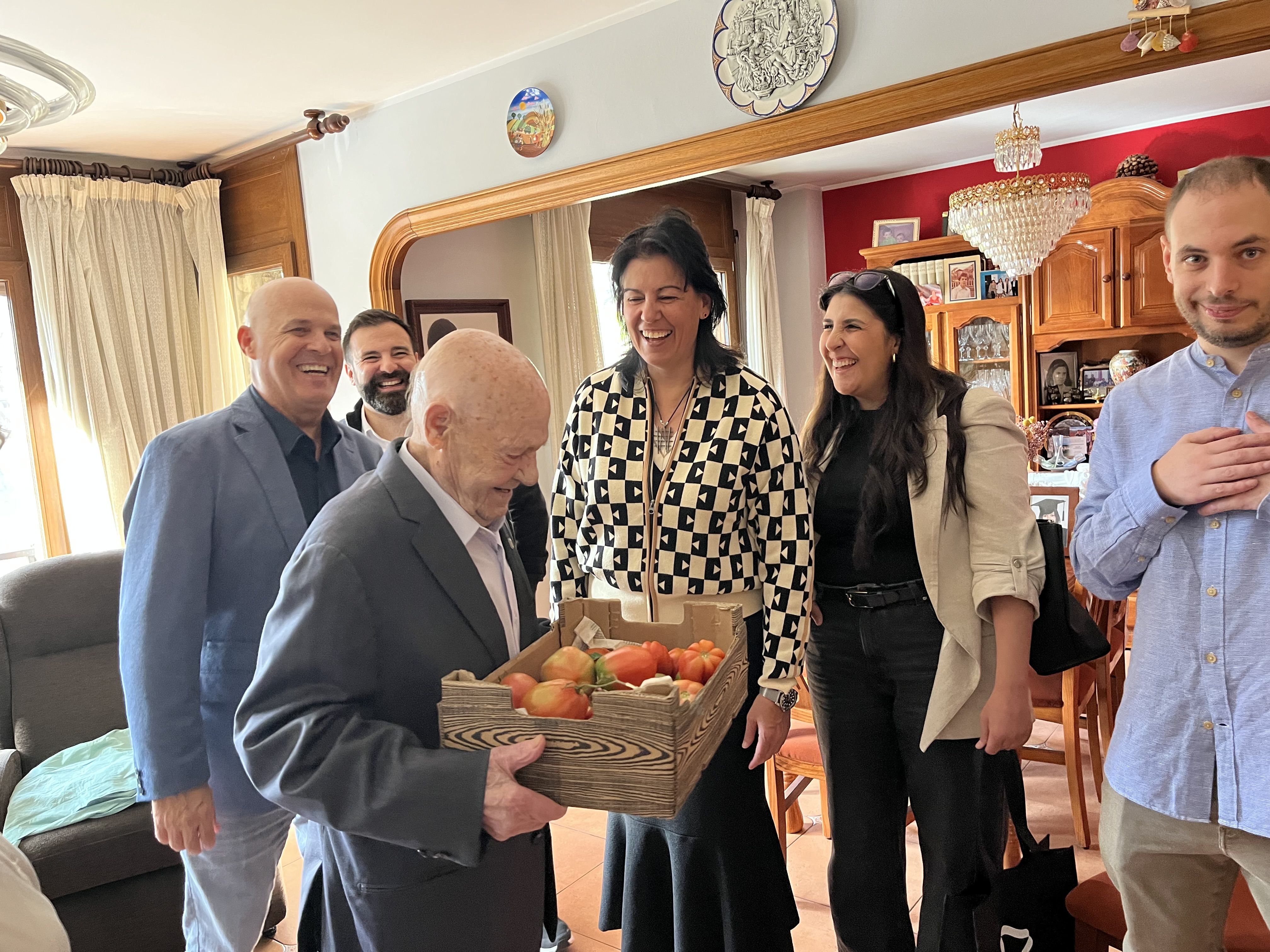 La cònsol i el conseller de Gent Gran durant la visita a la família de Josep Martos. La cònsol i el conseller de Gent Gran durant la visita a la família de Josep Martos.