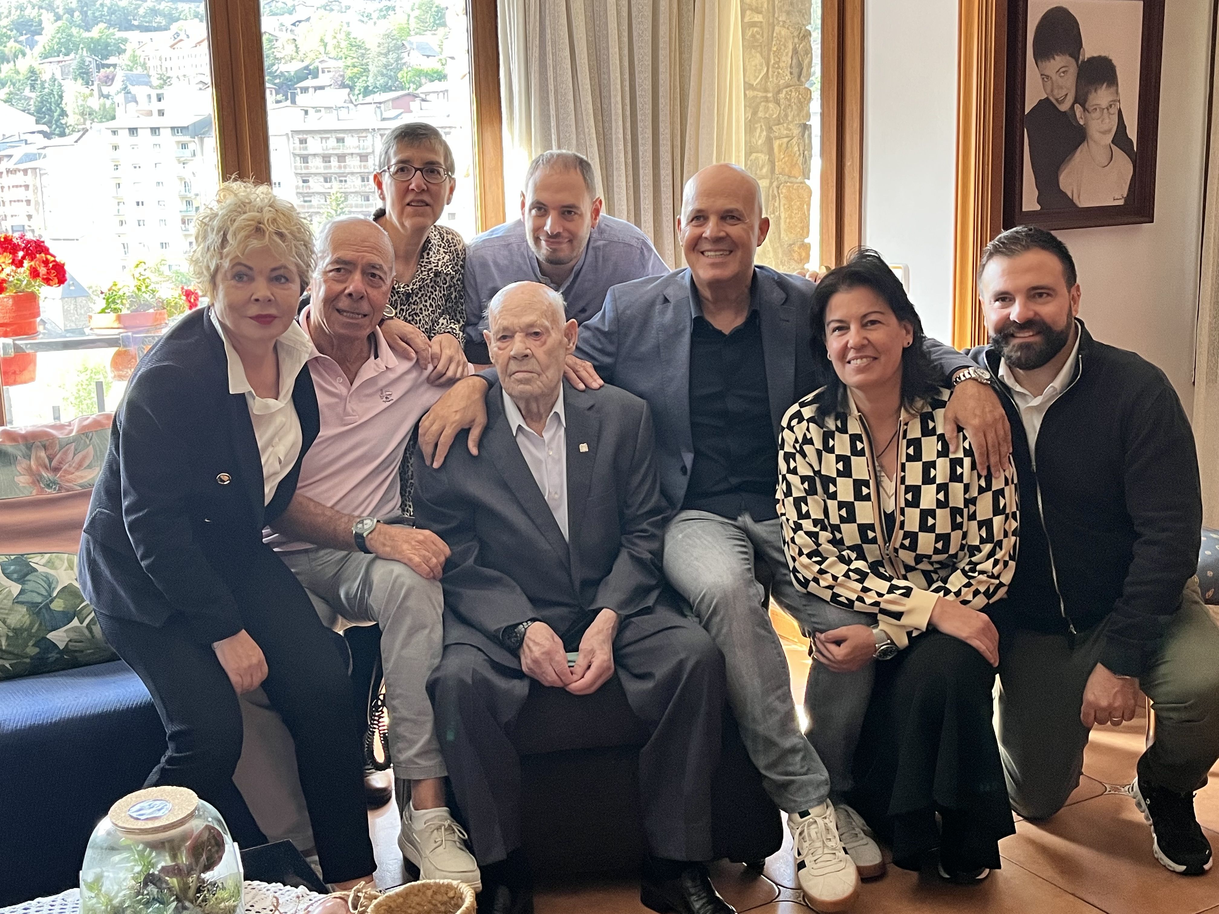 La cònsol i el conseller de Gent Gran durant la visita a la família de Josep Martos.