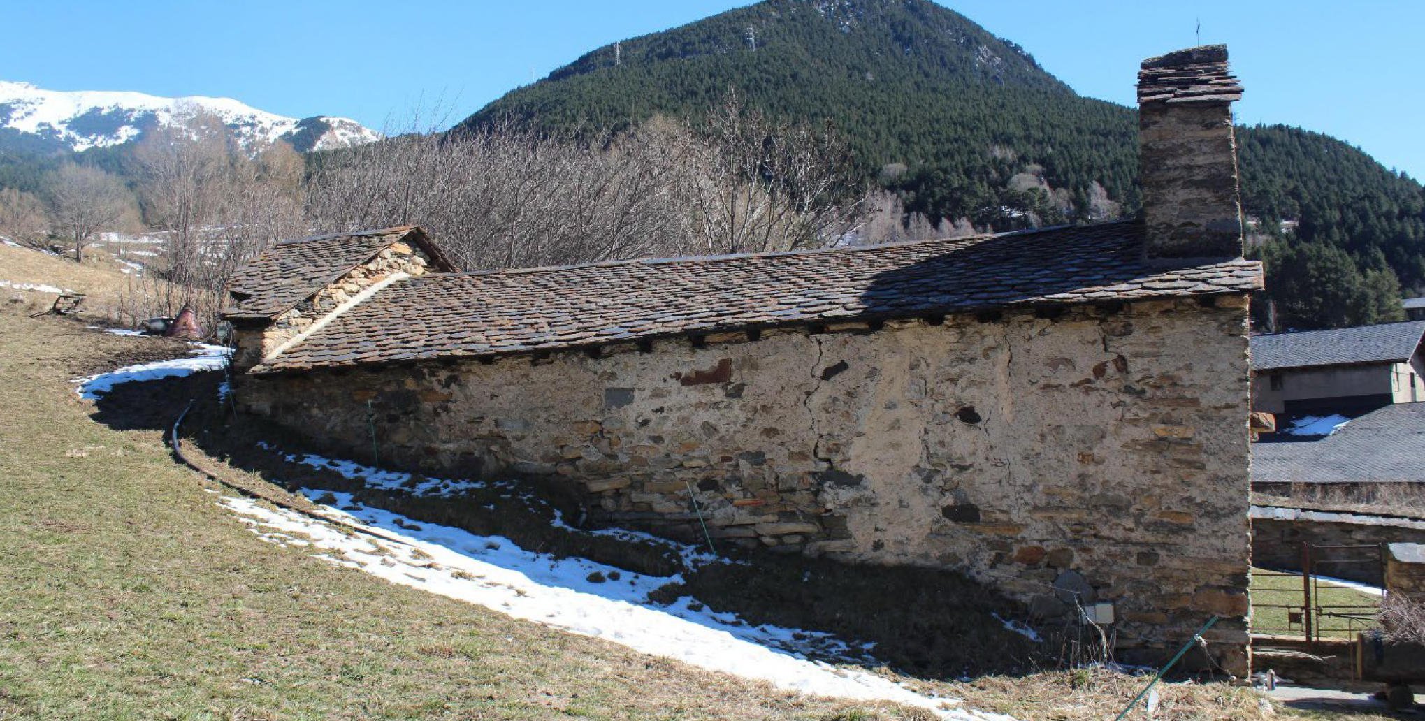 Imatges general de les esquerdes exteriors a la façana nord.