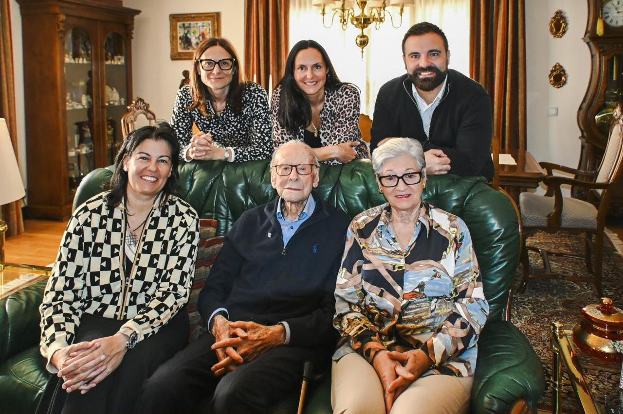 La família Molné Soldevila amb la cònsol i el conseller. La família Molné Soldevila amb la cònsol i el conseller.