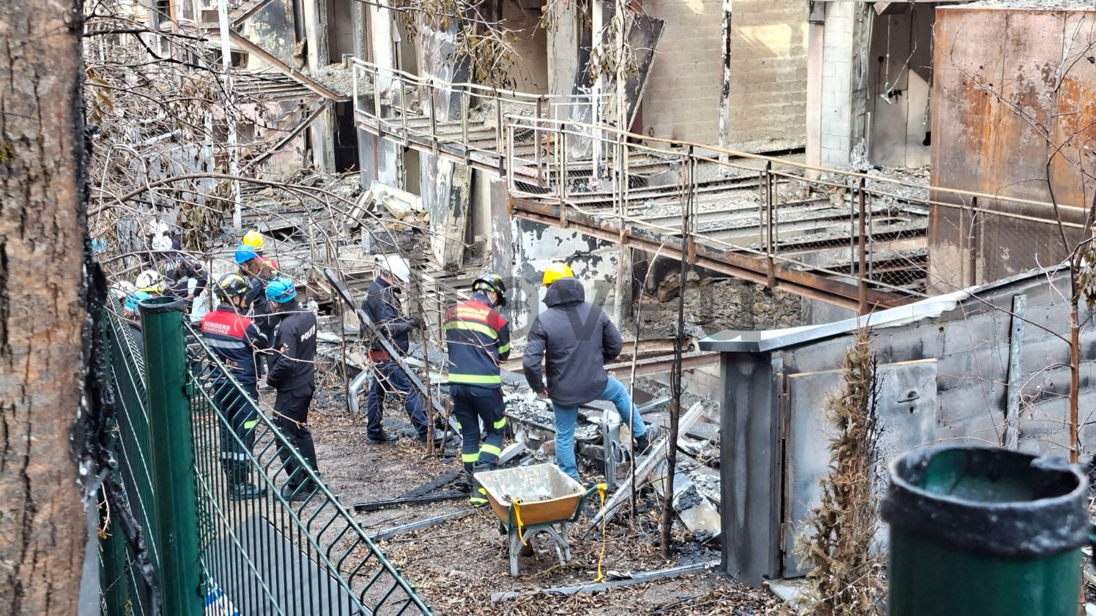Especialistes de bombers, policia i Indústria en la inspecció ocular d'aquest dijous.