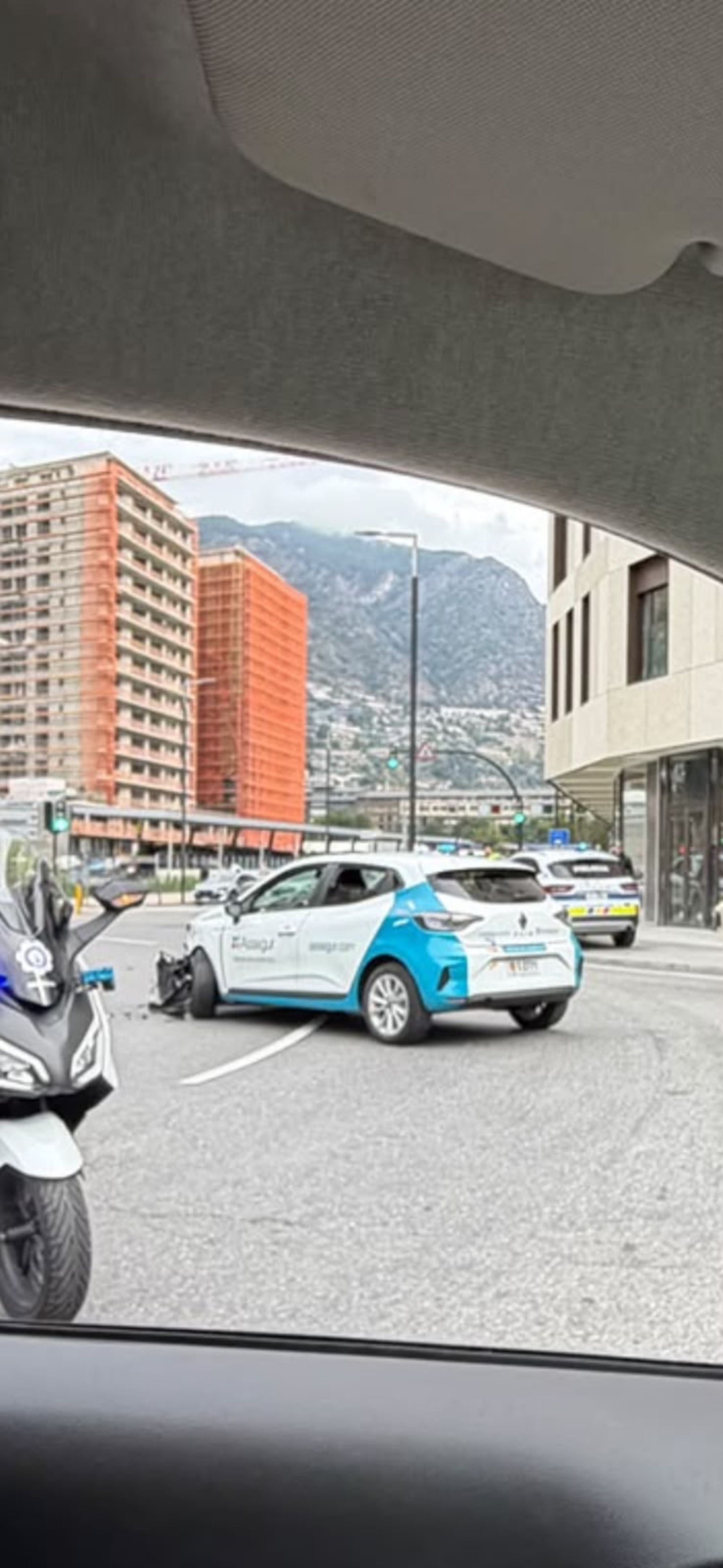 El vehicle en qüestió, enmig dels carrils de la rotonda. 