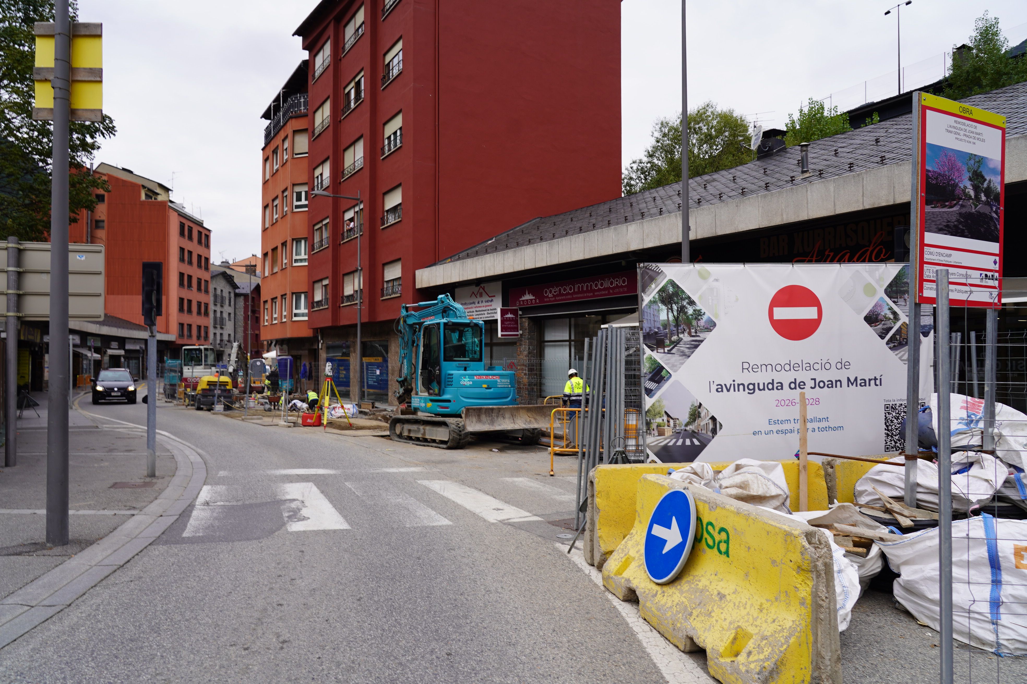 Les obres al tram de l'avinguda més propr al Prat de Genil. La portaveu del Sindicat, Rebeca Bonache.